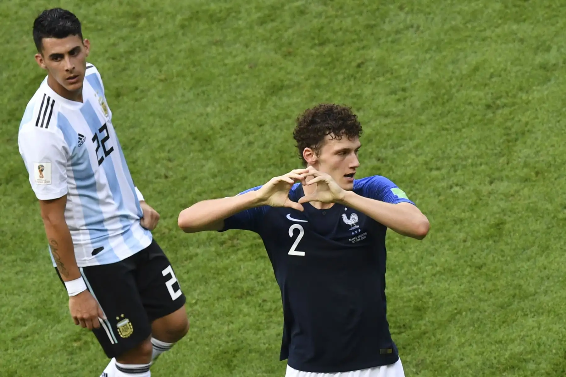 El defensor de Francia Benjamin Pavard (R) celebra después de anotar el segundo gol de su equipo durante el partido de la ronda de octavos de final de la Copa Mundial Rusia 2018 entre Francia y Argentina en el Kazan Arena en Kazán el 30 de junio de 2018.
 / AFP