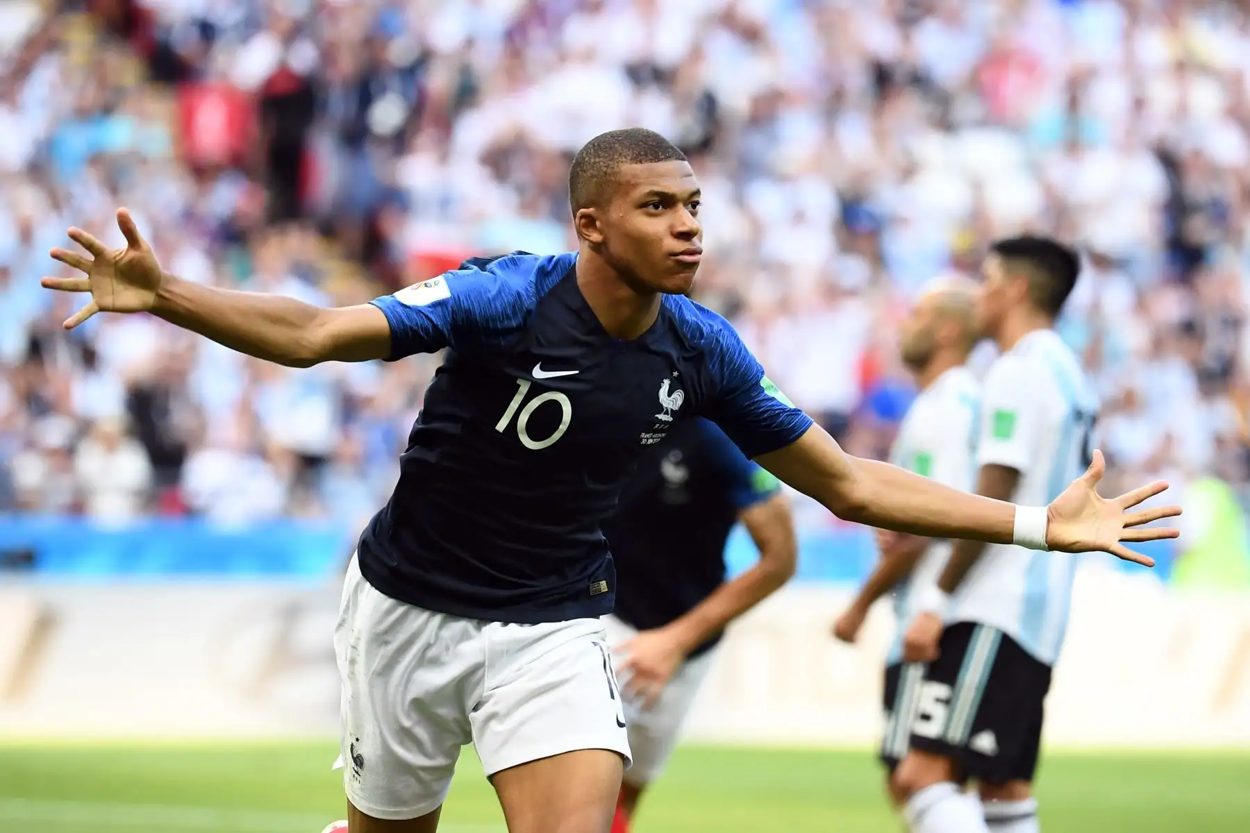 El alero de Francia Kylian Mbappe celebra después de anotar su tercer gol durante la ronda de dieciseisavos de final de la Copa Mundial Rusia 2018 entre Francia y Argentina en el Kazan Arena en Kazán el 30 de junio de 2018.: AFP