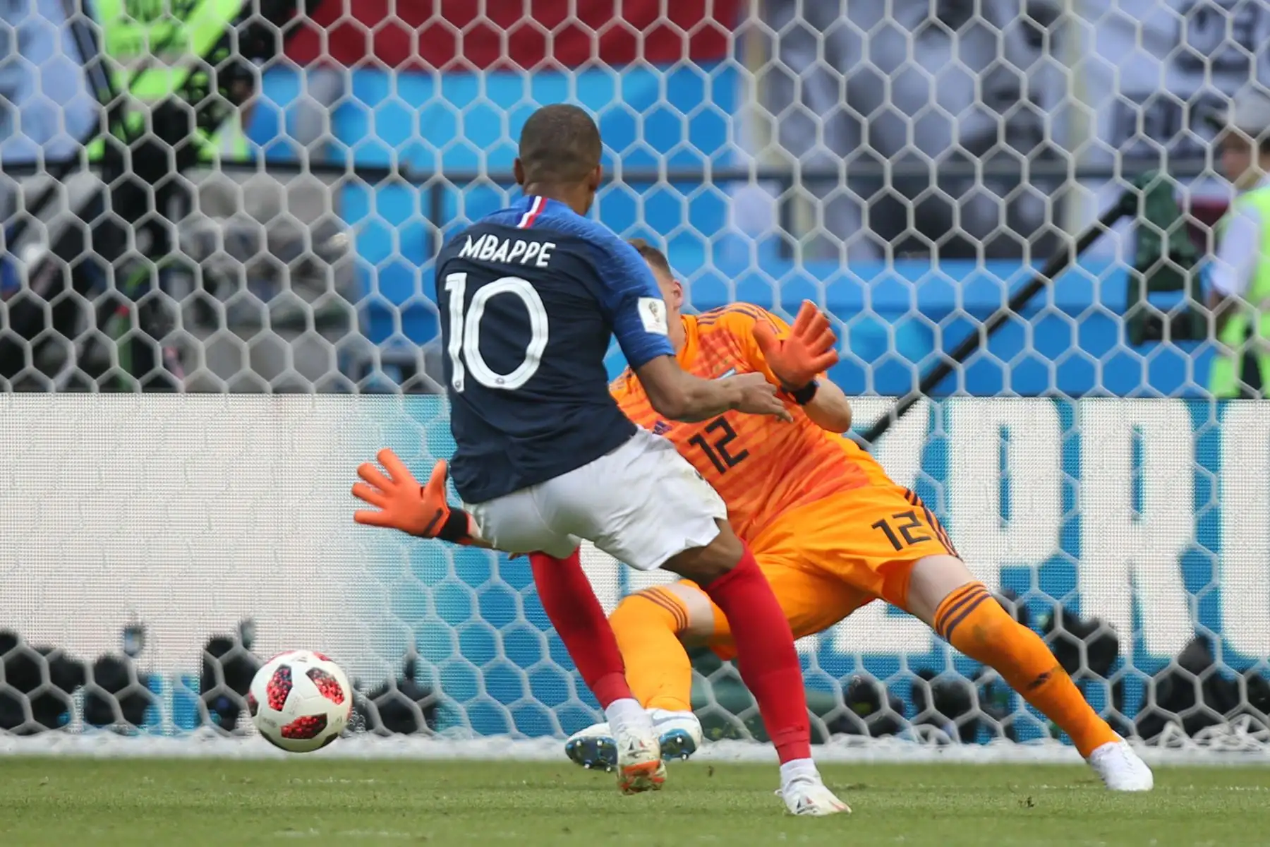 El alero de Francia Kylian Mbappe (L) anota el cuarto gol de su equipo durante el partido de la ronda de octavos de final de la Copa Mundial Rusia 2018 entre Francia y Argentina en el Kazan Arena en Kazan el 30 de junio de 2018.
/ AFP