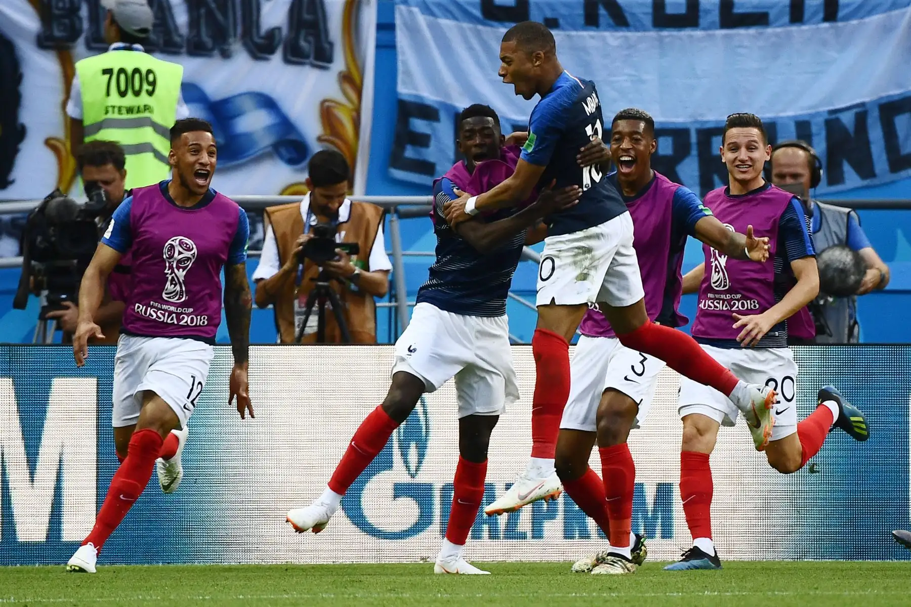 El alero de Francia Kylian Mbappe celebra después de anotar su tercer gol durante la ronda de dieciseisavos de final de la Copa Mundial Rusia 2018 entre Francia y Argentina en el Kazan Arena en Kazán el 30 de junio de 2018.: AFP