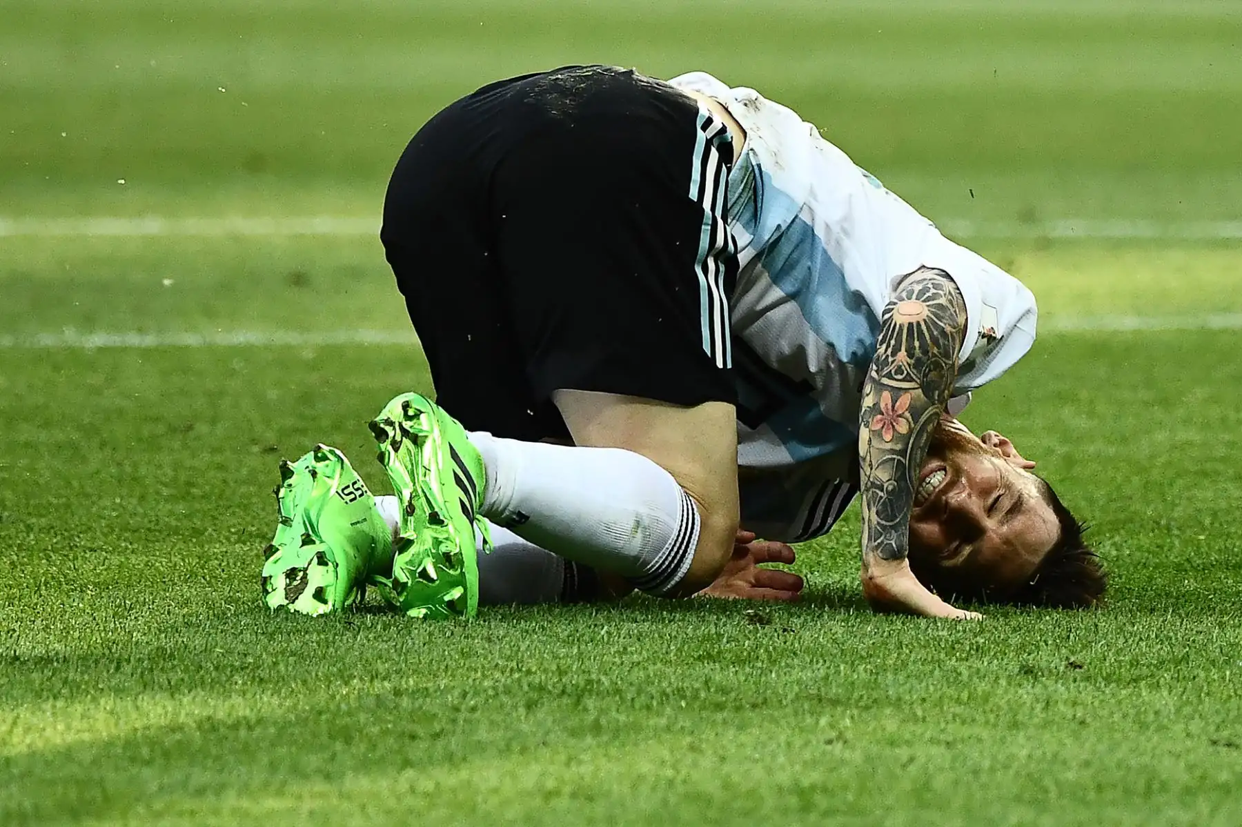 El delantero argentino Lionel Messi reacciona ante un desafío durante la ronda de octavos de final de la Copa Mundial Rusia 2018 entre Francia y Argentina en el Kazan Arena en Kazán el 30 de junio de 2018. / AFP