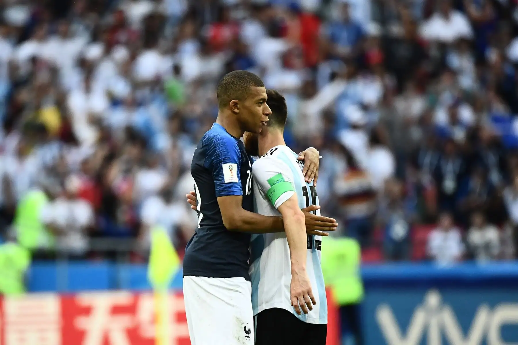 El delantero de Francia Kylian Mbappe (L) saluda al delantero argentino Lionel Messi al final de la ronda de octavos de final de la Copa Mundial Rusia 2018 entre Francia y Argentina en el Kazan Arena en Kazan el 30 de junio de 2018.
Jewel SAMAD / AFP