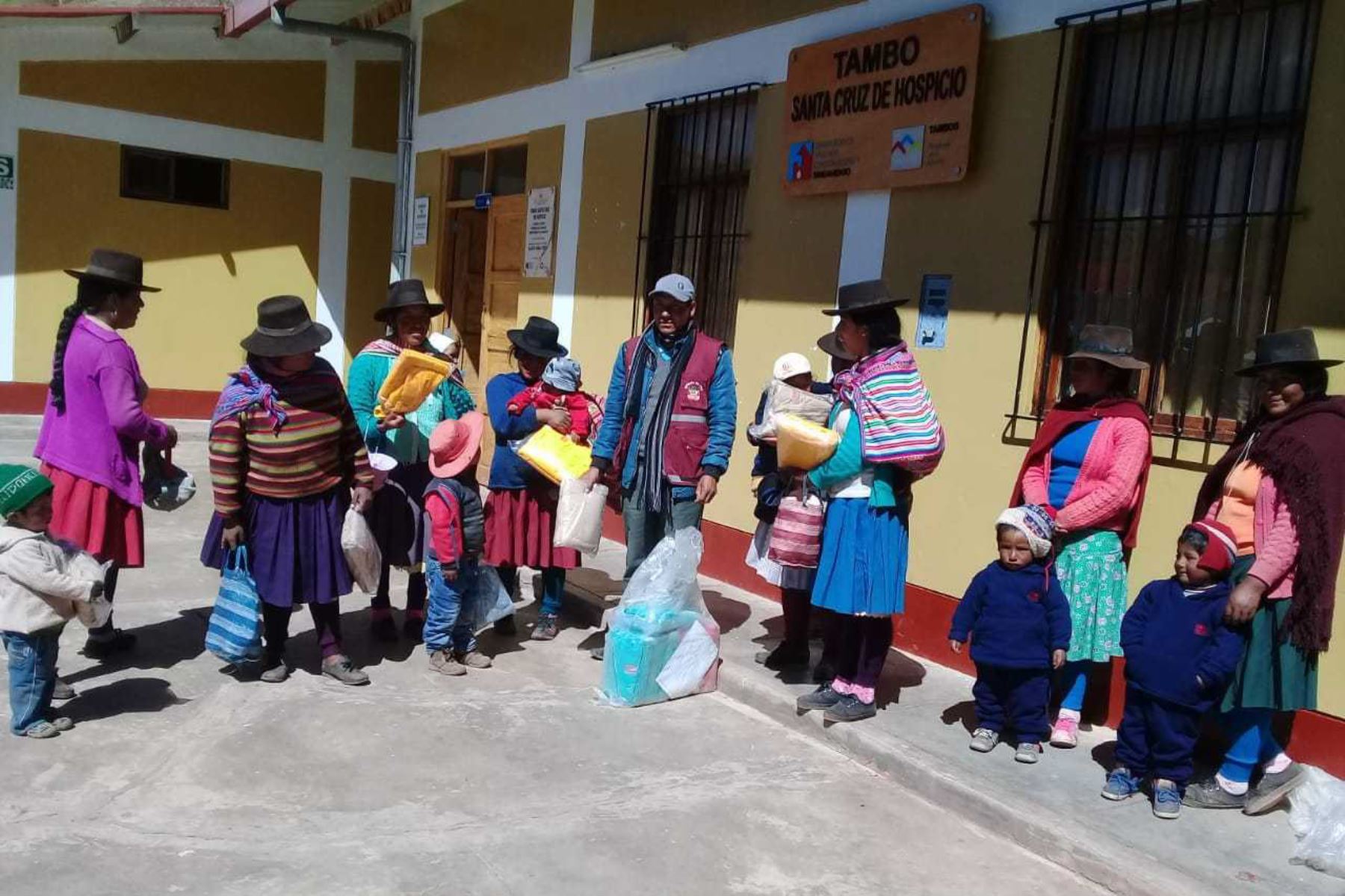 Frente a las bajas temperaturas que sufren los pobladores de las zonas altoandinas del país, el Ministerio de Desarrollo e Inclusión Social (Midis), a través de los Tambos del Programa Nacional PAIS recepcionó, hasta la fecha, más de 10,000 kits de abrigo para los pobladores más vulnerables que viven en los distritos más alejados de las regiones Apurímac y Cusco.