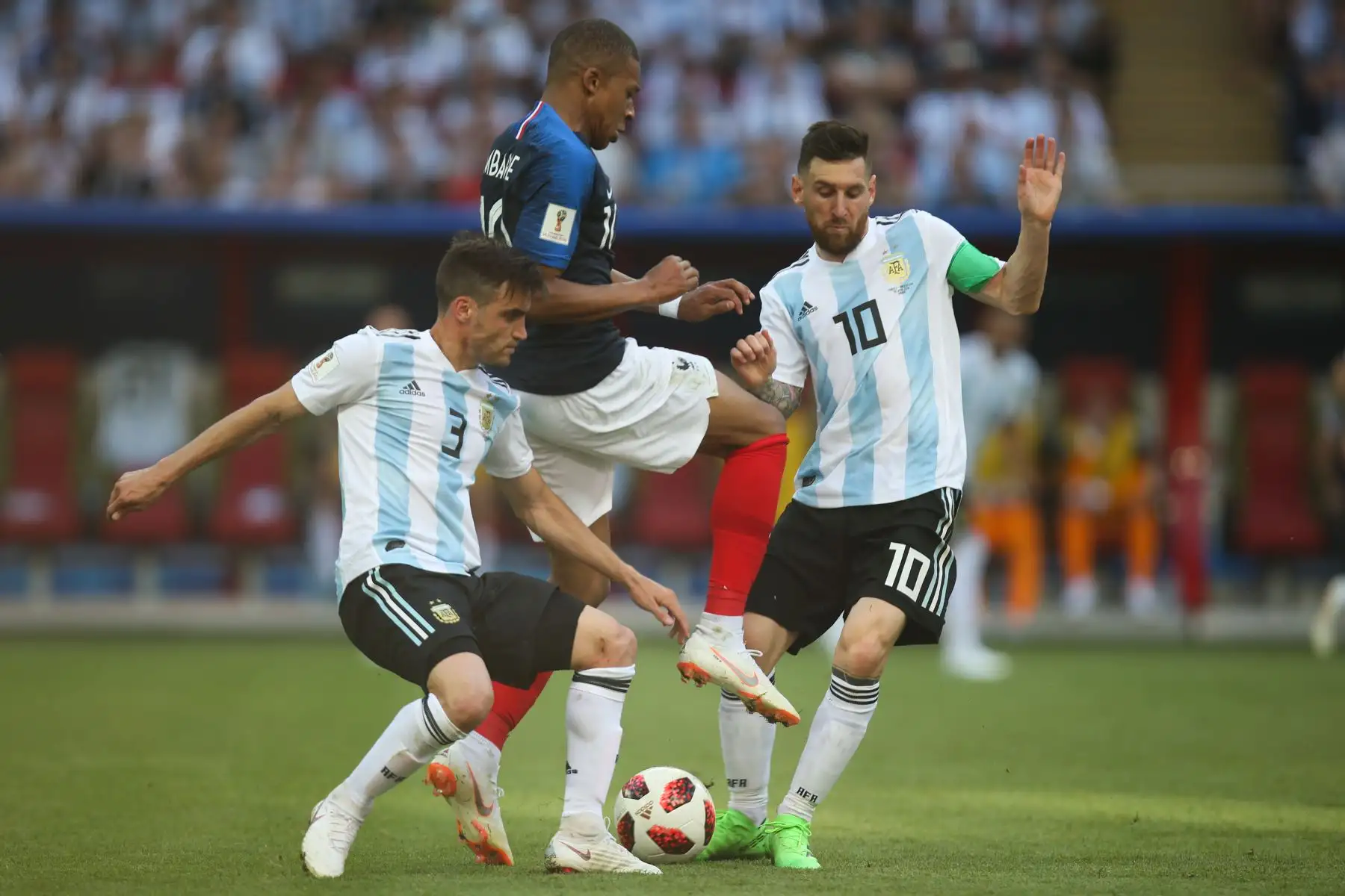 El alero de Francia Kylian Mbappe (C) compite por el balón con el defensor argentino Nicolas Tagliafico (L) y el delantero argentino Lionel Messi (R) durante la ronda de dieciseisavos de final de la Copa Mundial Rusia 2018 entre Francia y Argentina en el Kazan Arena en Kazan en junio 30, 2018.
 / AFP
