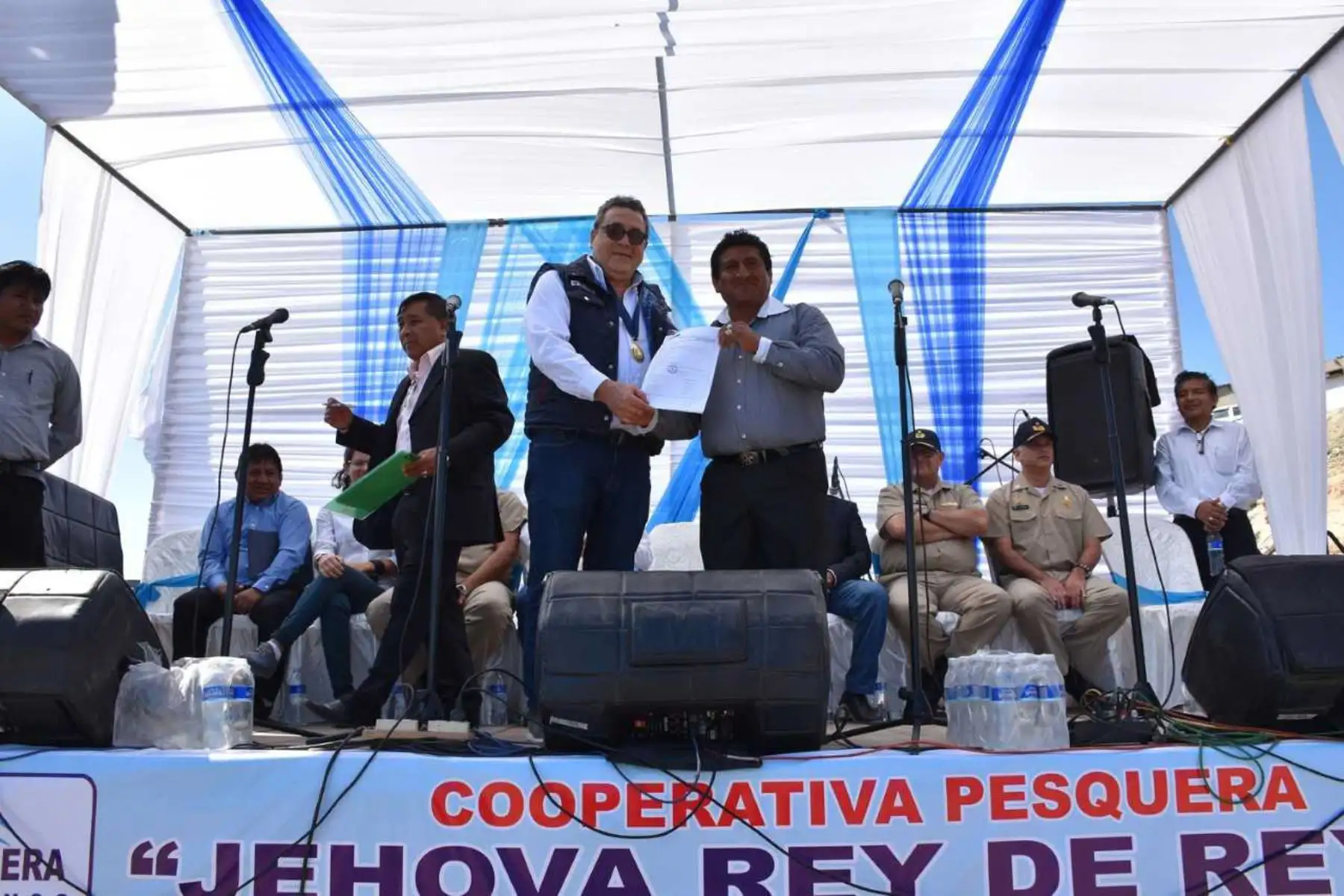 El Ministerio de la Producción (Produce) entregó 500 permisos a los pescadores artesanales de perico y pota de las caletas de La Islilla y La Tortuga, en Paita (Piura), quienes representan el 20% del total de las capturas nacionales, por lo que su formalización comprende un gran avance hacia la sostenibilidad de una de las principales actividades económicas en el país.
