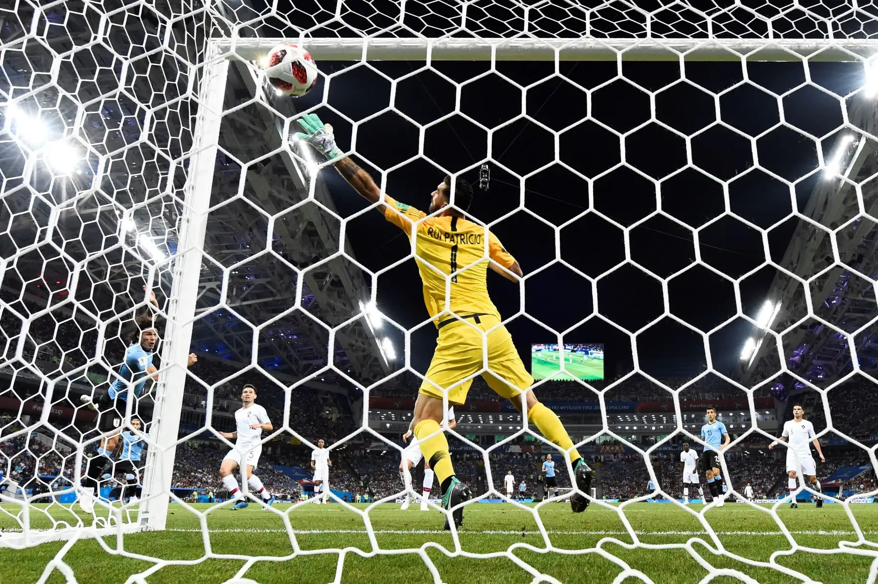 El arquero portugués Rui Patricio concede el primer gol durante la ronda de octavos de final de la Copa Mundial Rusia 2018 entre Uruguay y Portugal en el estadio Fisht de Sochi el 30 de junio de 2018. / AFP