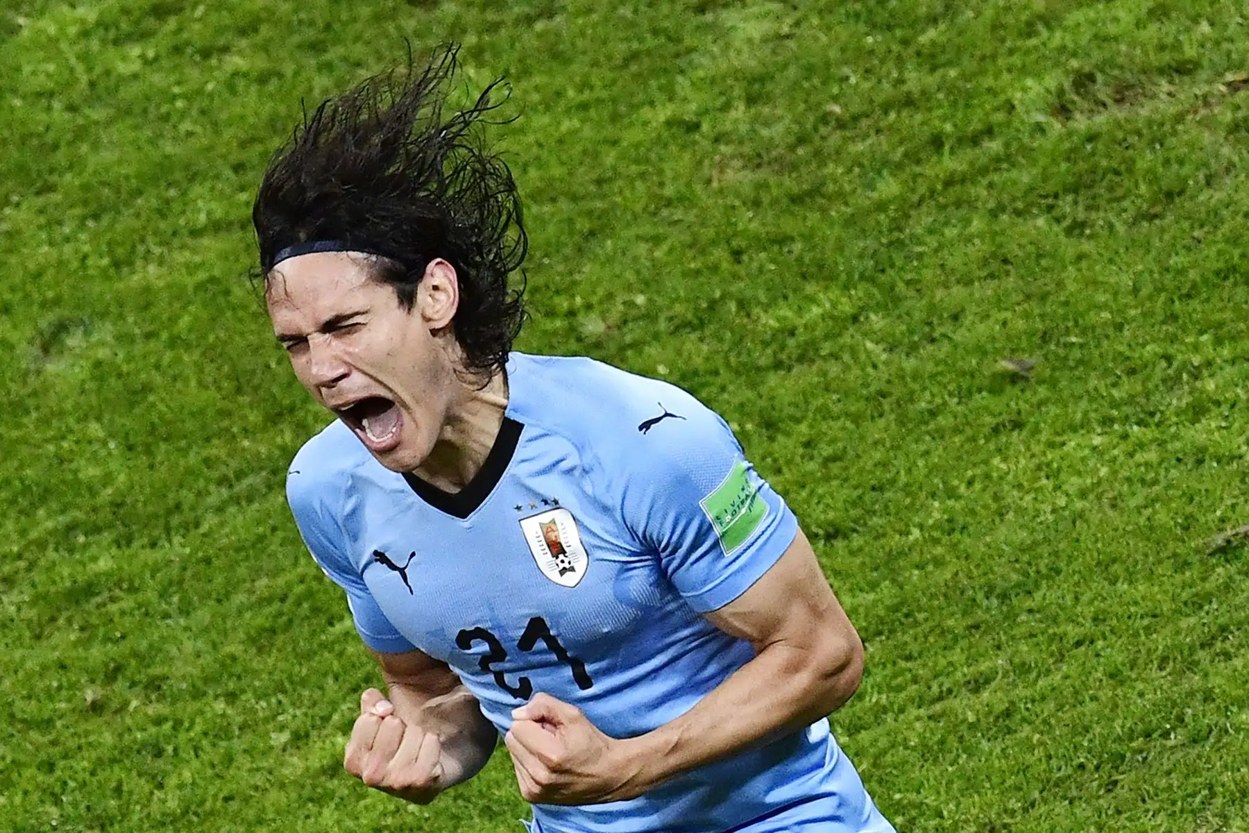 El delantero uruguayo Edinson Cavani celebra tras anotar un gol durante la ronda de octavos de final de la Copa Mundial Rusia 2018 entre Uruguay y Portugal en el estadio Fisht de Sochi el 30 de junio de 2018. / AFP