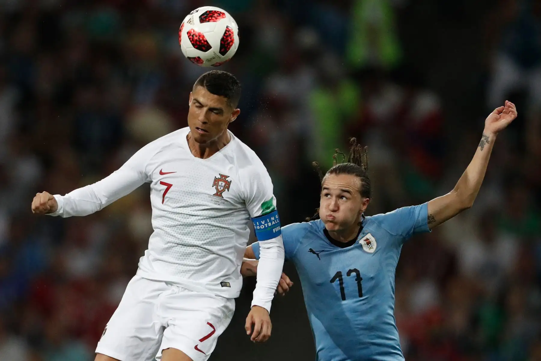 El defensor uruguayo Diego Laxalt (R) compite por un cabezazo con el delantero portugués Cristiano Ronaldo durante la ronda de octavos de final de la Copa Mundial Rusia 2018 entre Uruguay y Portugal en el Estadio Fisht de Sochi el 30 de junio de 2018. / AFP