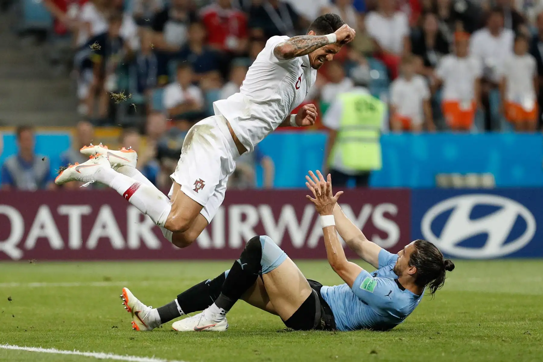 El defensor uruguayo Martin Caceres (R) choca con el defensa portugués José Fonte durante la ronda de octavos de final de la Copa Mundial Rusia 2018 entre Uruguay y Portugal en el estadio Fisht de Sochi el 30 de junio de 2018. / AFP