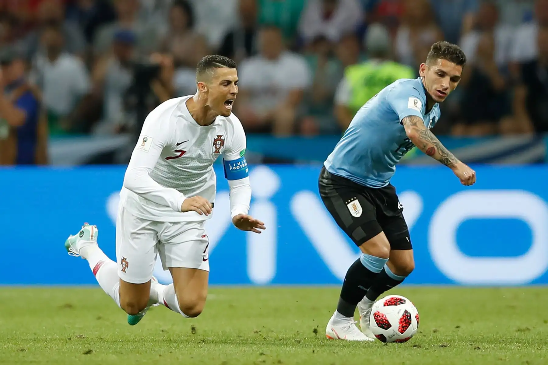 El centrocampista uruguayo Lucas Torreira (R) compite por el balón con el delantero portugués Cristiano Ronaldo durante la ronda de octavos de final de la Copa Mundial Rusia 2018 entre Uruguay y Portugal en el estadio Fisht de Sochi el 30 de junio de 2018. / AFP