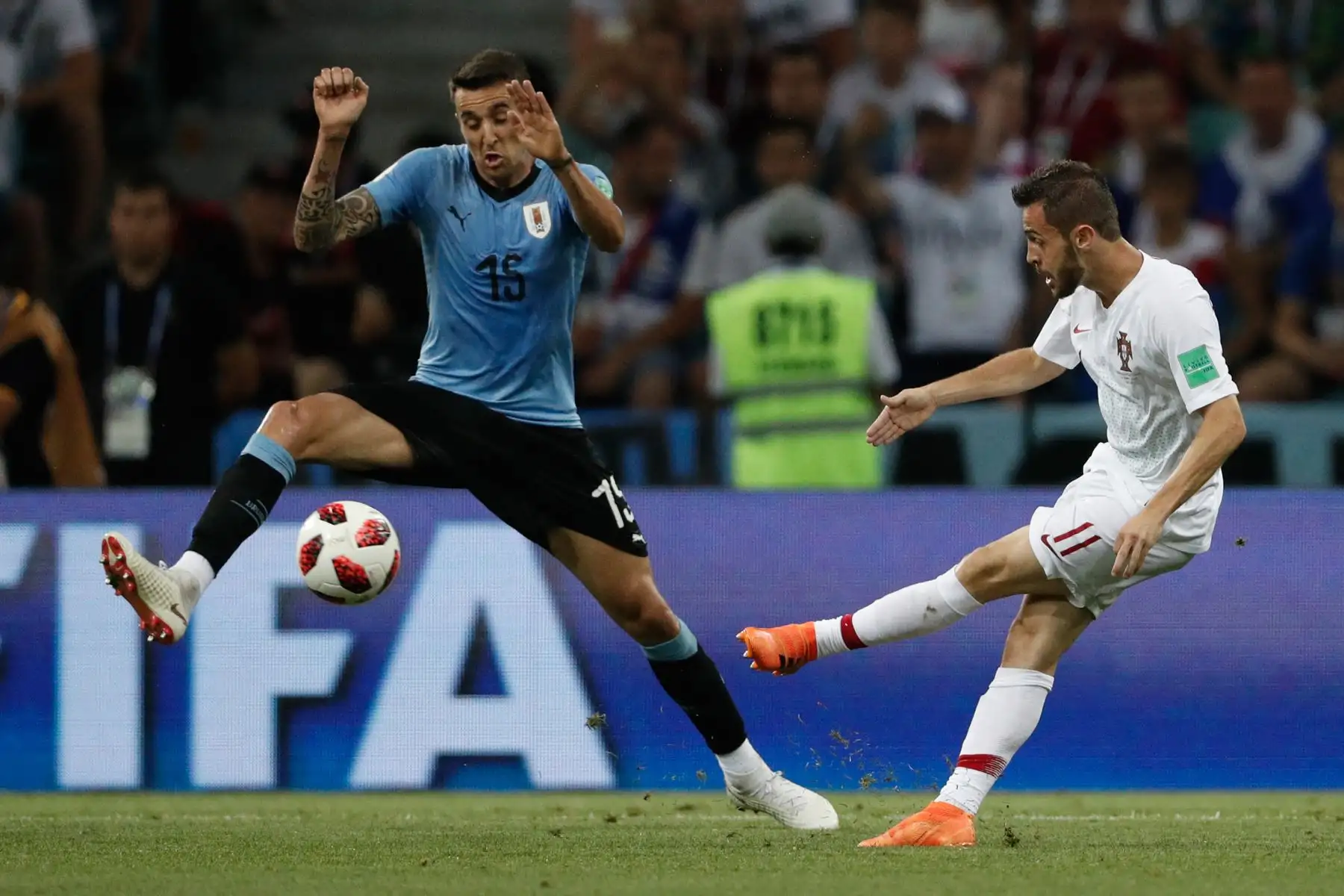 El centrocampista uruguayo Matias Vecino (L) intenta bloquear una cruz del alero de Portugal Bernardo Silva durante la ronda de octavos de final de la Copa Mundial Rusia 2018 entre Uruguay y Portugal en el Estadio Fisht en Sochi el 30 de junio de 2018.
 / AFP