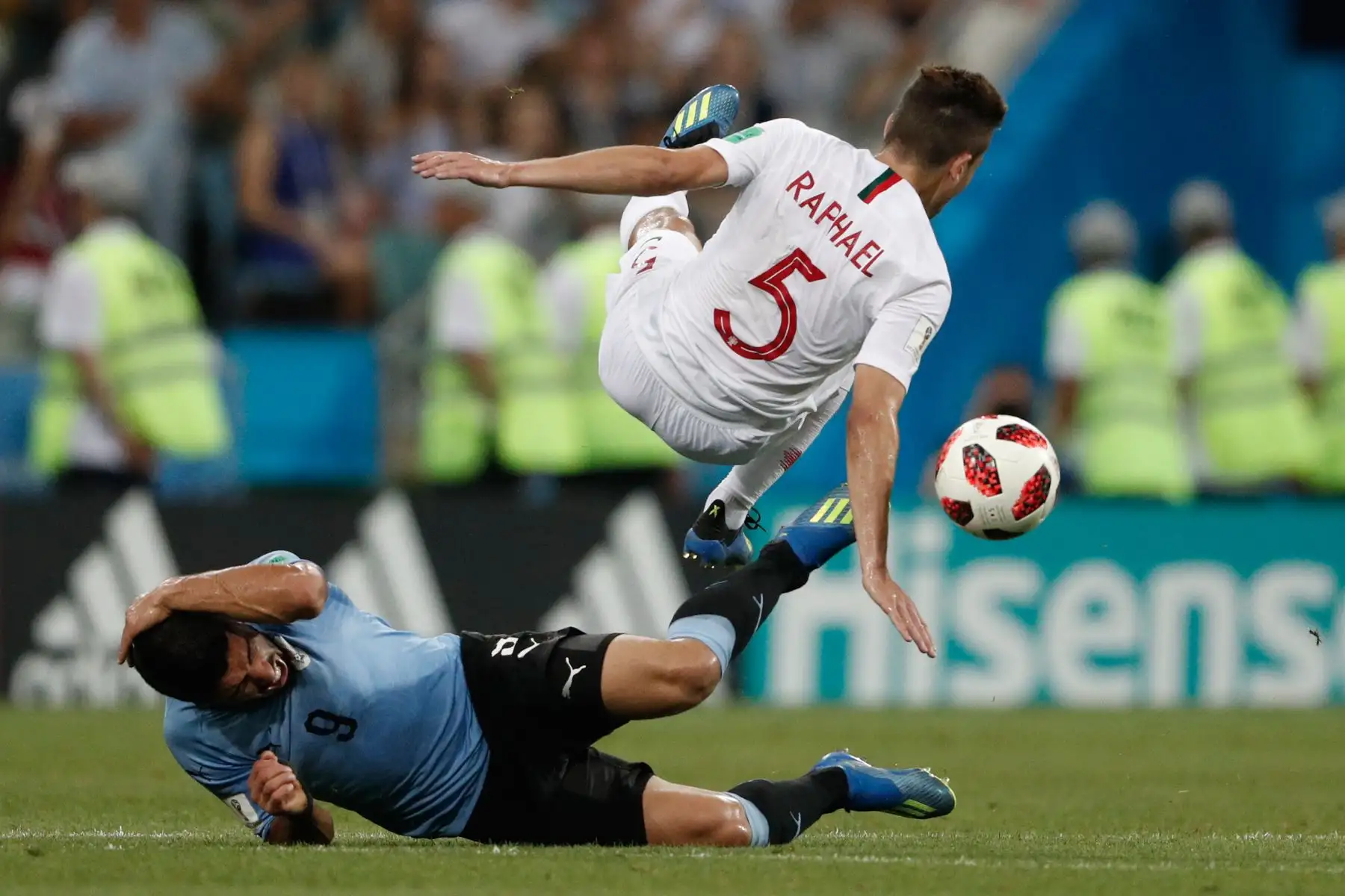 El defensa portugués Raphael Guerreiro (arriba) choca con el delantero uruguayo Luis Suárez durante la ronda de octavos de final de la Copa Mundial Rusia 2018 entre Uruguay y Portugal en el estadio Fisht de Sochi el 30 de junio de 2018.
 / AFP