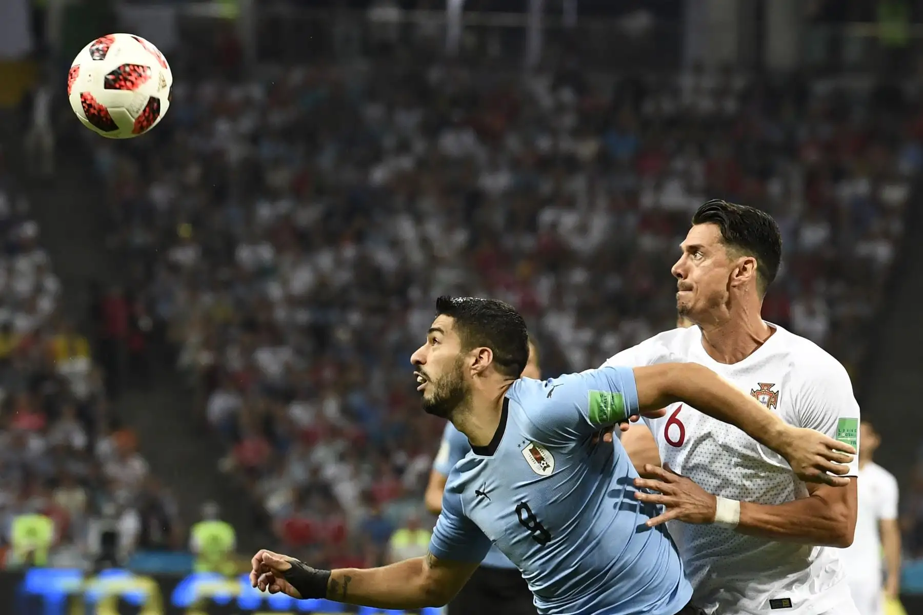 El delantero uruguayo Luis Suárez (izq.) Compite con el defensor portugués José Fonte durante la ronda de octavos de final de la Copa Mundial Rusia 2018 entre Uruguay y Portugal en el estadio Fisht de Sochi el 30 de junio de 2018.
/ AFP