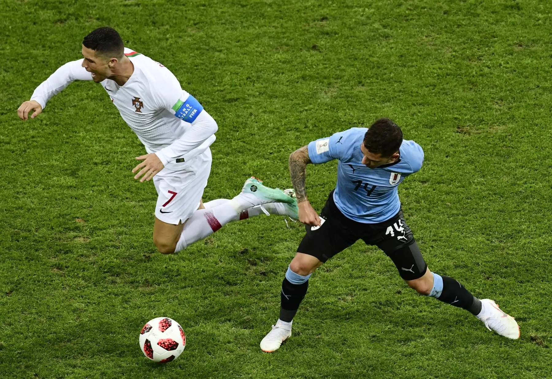 El centrocampista uruguayo Lucas Torreira (R) se encuentra al frente portugués Cristiano Ronaldo durante la ronda de octavos de final de la Copa Mundial Rusia 2018 entre Uruguay y Portugal en el estadio Fisht de Sochi el 30 de junio de 2018.
 / AFP