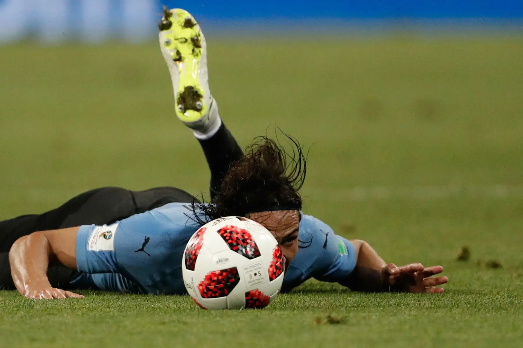 El delantero uruguayo Edinson Cavani cae después de un desafío durante la ronda de octavos de final de la Copa Mundial Rusia 2018 entre Uruguay y Portugal en el estadio Fisht de Sochi el 30 de junio de 2018.
/ AFP