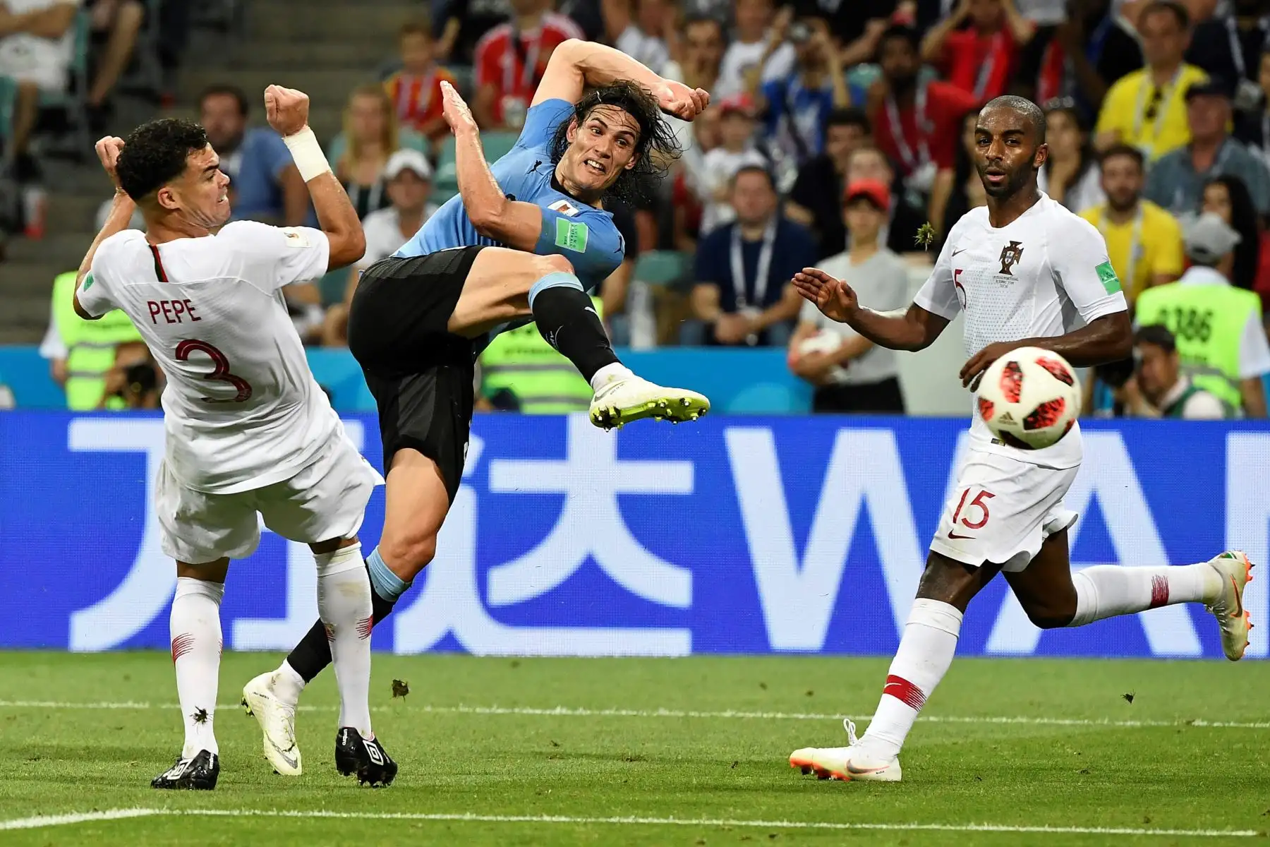 El delantero uruguayo Edinson Cavani (c) patea el balón frente al defensor portugués Pepe (L) durante la ronda de octavos de final de la Copa Mundial Rusia 2018 entre Uruguay y Portugal en el estadio Fisht de Sochi el 30 de junio de 2018. / AFP