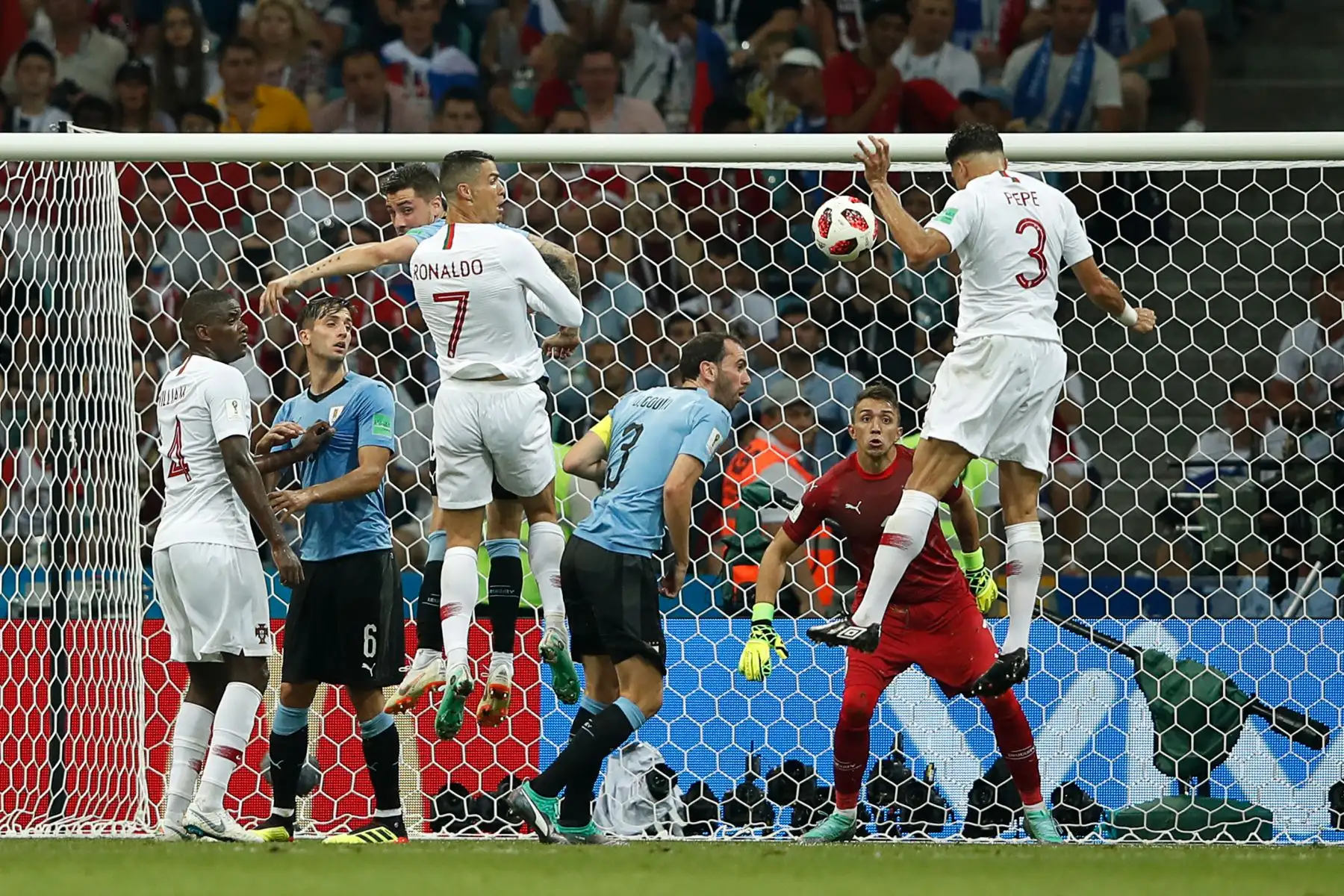 El defensa de Portugal Pepe (R) encabeza el balón para anotar el gol del empate para su equipo durante la ronda de octavos de final de la Copa Mundial Rusia 2018 entre Uruguay y Portugal en el Estadio Fisht en Sochi el 30 de junio de 2018.
 / AFP