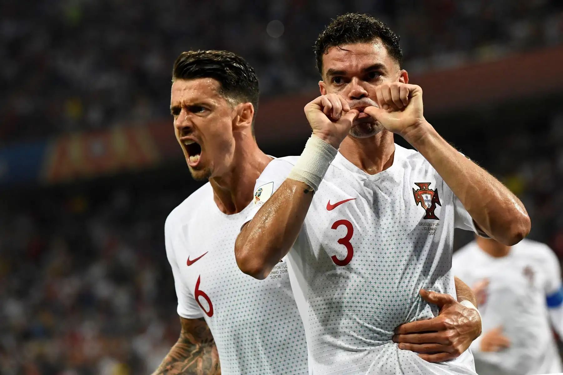 El defensor portugués Pepe (R) celebra con el defensor portugués José Fonte después de anotar el gol del empate durante la ronda de octavos de final de la Copa Mundial Rusia 2018 entre Uruguay y Portugal en el Estadio Fisht en Sochi el 30 de junio de 2018.
 / AFP