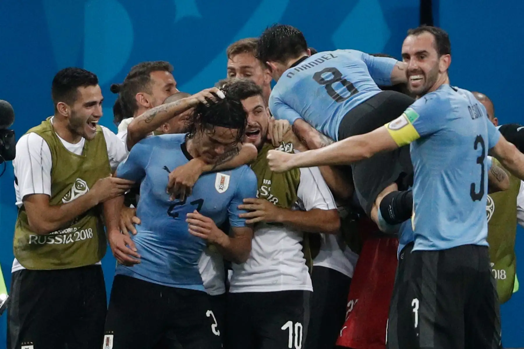 Los jugadores uruguayos celebran su segundo gol durante la ronda de octavos de final de la Copa Mundial Rusia 2018 entre Uruguay y Portugal en el estadio Fisht de Sochi el 30 de junio de 2018.
 / AFP