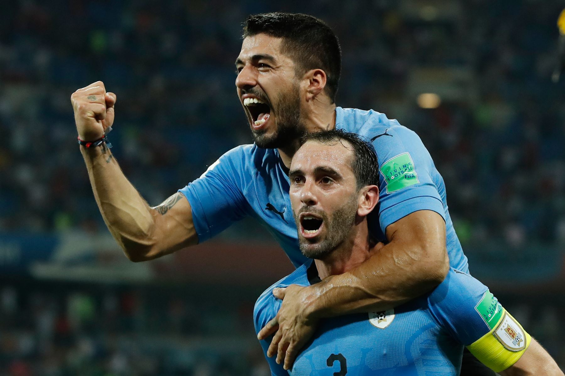 El delantero uruguayo Luis Suárez y el defensor uruguayo Diego Godin celebraron su victoria durante la ronda de octavos de final de la Copa Mundial Rusia 2018 entre Uruguay y Portugal en el estadio Fisht de Sochi el 30 de junio de 2018. AFP