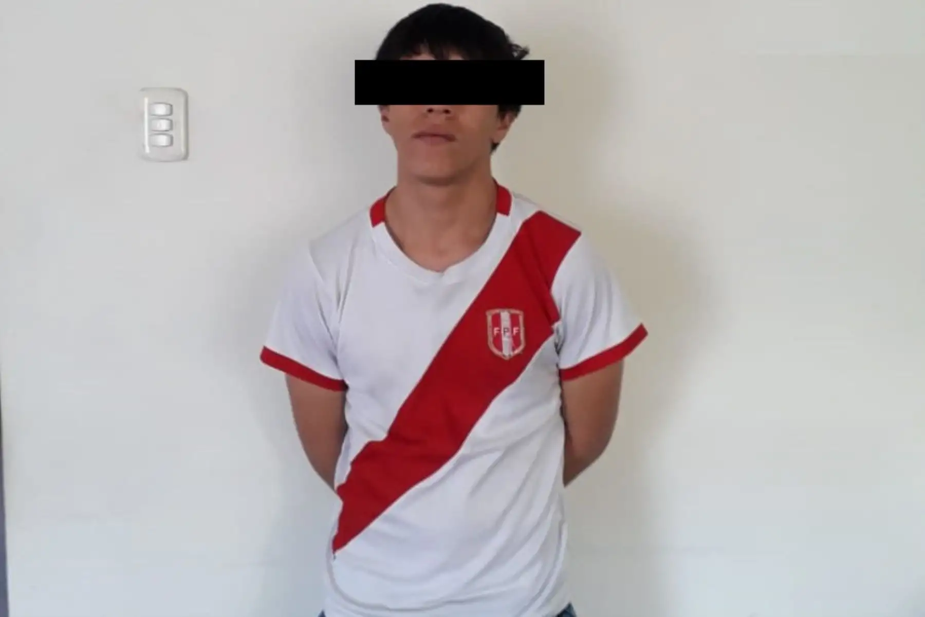 La Policía Nacional del Perú (PNP) detuvo esta tarde a Esneider Estela Terrones, de 22 años de edad, presunto autor del delito de tentativa de feminicidio seguida de lesiones graves, contra Juana Mendoza Alva, de 31 años de edad, quien anoche sufrió quemaduras graves en el cuerpo originadas por un líquido carburante que habría arrojado este sujeto.