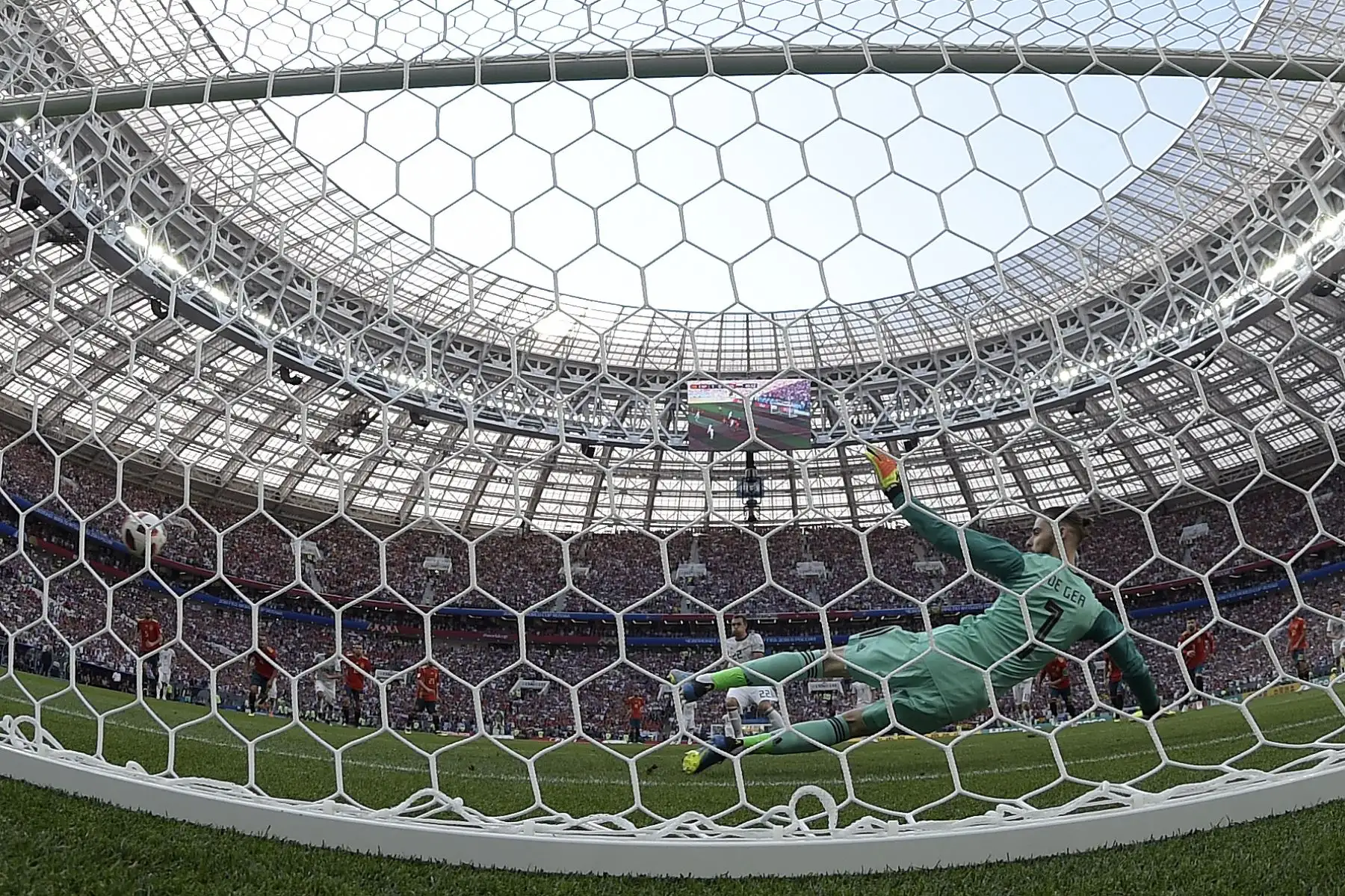 El delantero ruso Artem Dzyuba pega un tiro penal y marca un gol durante la ronda de octavos de final de la Copa Mundial Rusia 2018 entre España y Rusia en el Estadio Luzhniki de Moscú el 1 de julio de 2018. / AFP