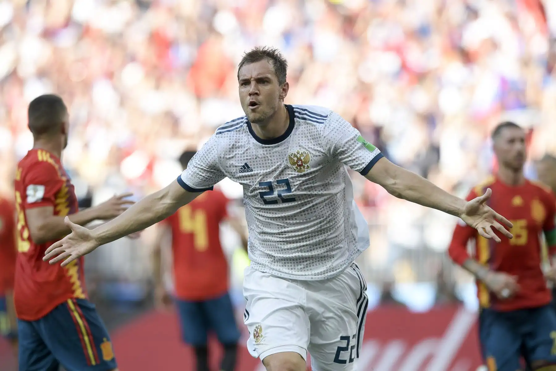 El delantero ruso Artem Dzyuba celebra después de lanzar un penal y marcar un gol durante la ronda de octavos de final de la Copa Mundial Rusia 2018 entre España y Rusia en el Estadio Luzhniki de Moscú el 1 de julio de 2018. / AFP