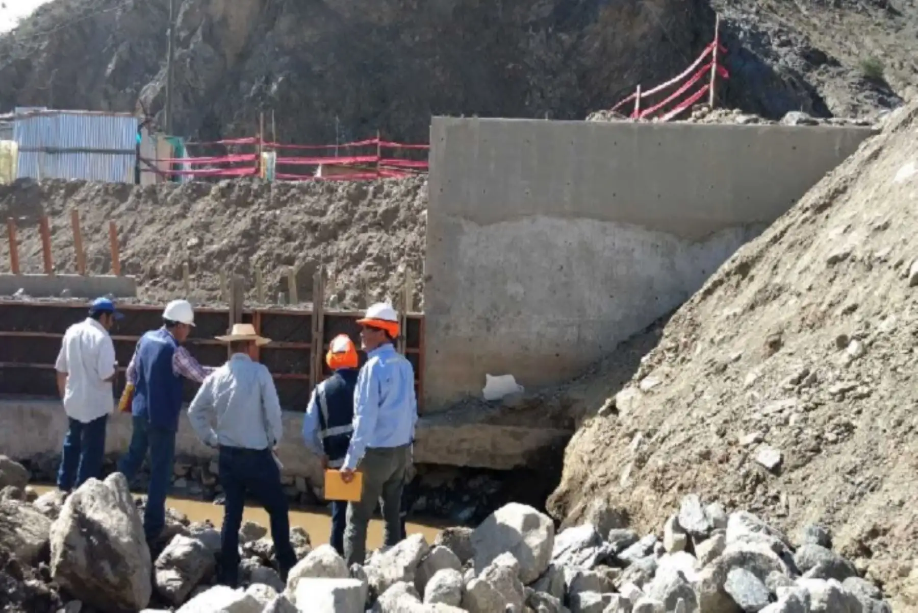 Los trabajos de construcción de defensas ribereñas se iniciaron en setiembre del año pasado, con la finalidad de proteger a cientos de familias de posibles inundaciones. El monto contractual establecido ascendía a S/ 7´386,099.66.