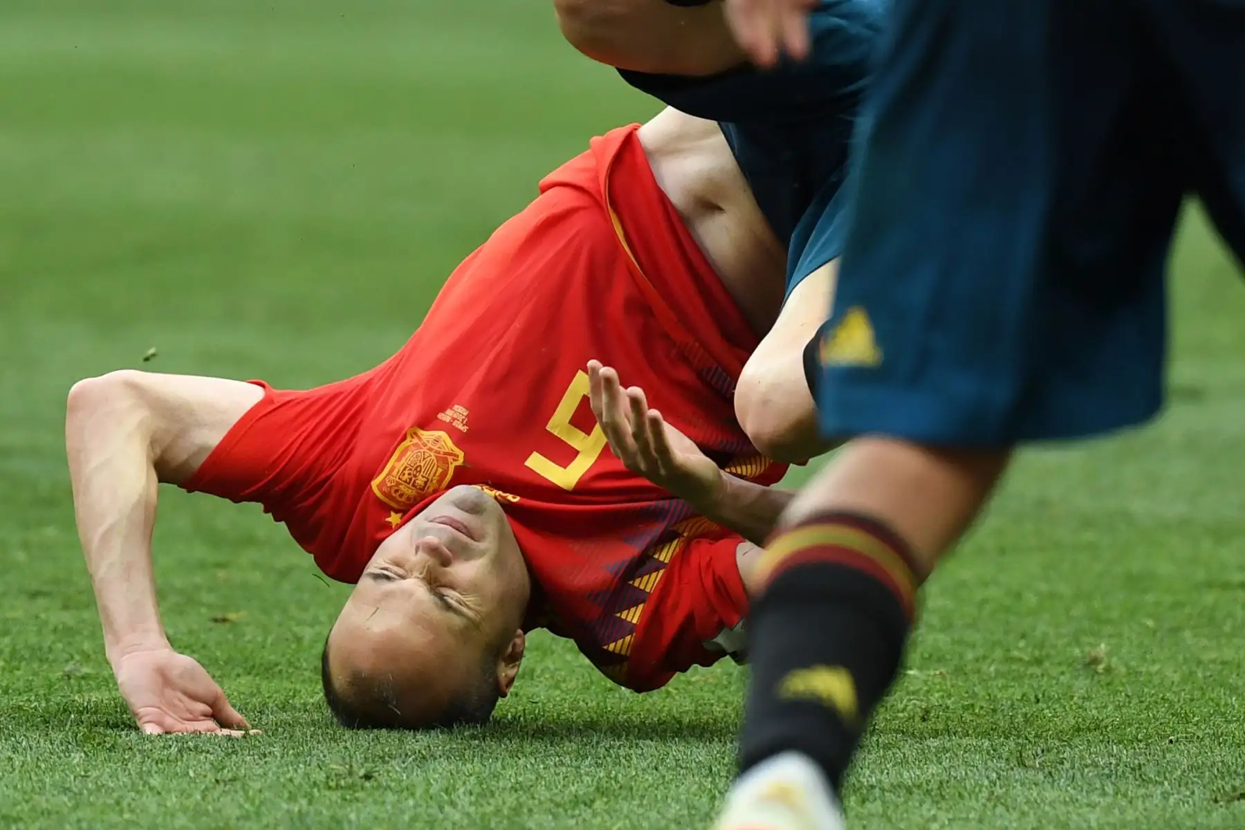 El centrocampista español Andrés Iniesta cae durante el partido de fútbol de la ronda mundial de Rusia 2018 entre España y Rusia en el Estadio Luzhniki en Moscú el 1 de julio de 2018.
Kirill KUDRYAVTSEV / AFP
