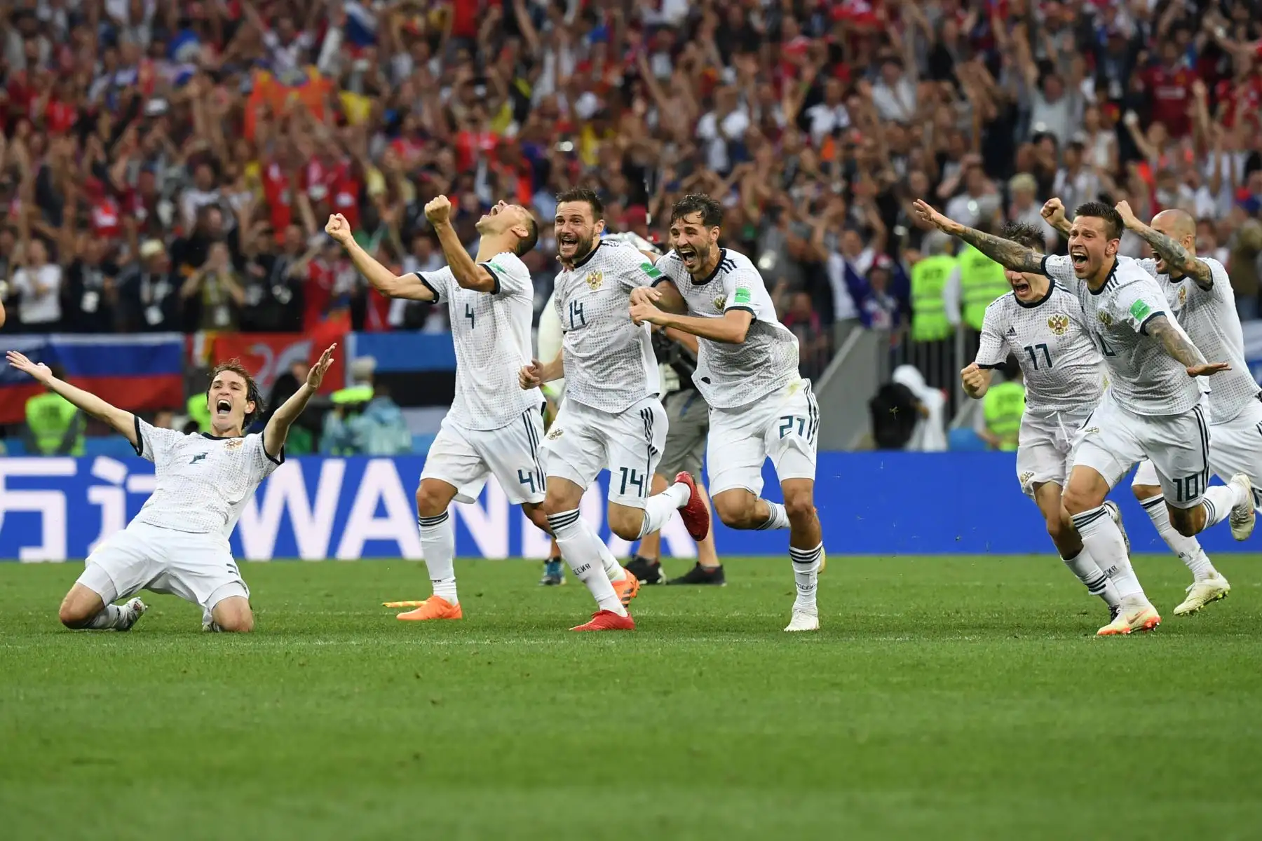 Los jugadores de Rusia celebran su victoria al final de la ronda de octavos de final de la Copa Mundial Rusia 2018 entre España y Rusia en el Estadio Luzhniki en Moscú el 1 de julio de 2018.
/ AFP
