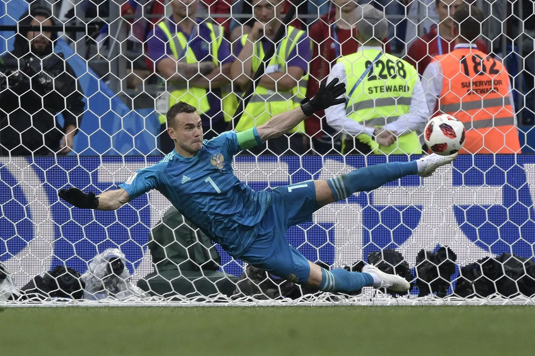 El portero ruso Igor Akinfeev detiene un tiro del alero español Iago Aspas durante la tanda de penaltis de la ronda de octavos de final de la Copa Mundial Rusia 2018 entre España y Rusia en el Estadio Luzhniki en Moscú el 1 de julio de 2018.
 / AFP