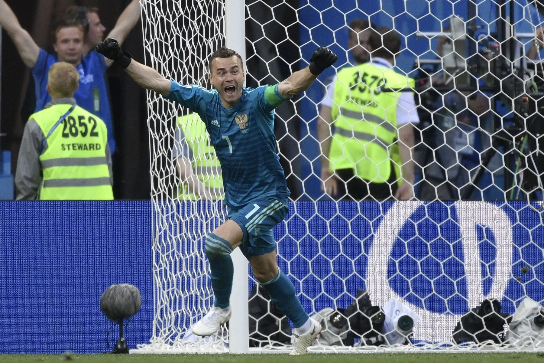 El portero ruso Igor Akinfeev celebra después de detener un disparo del delantero español Iago Aspas durante la tanda de penales de la ronda de octavos de final de la Copa Mundial Rusia 2018 entre España y Rusia en el Estadio Luzhniki en Moscú el 1 de julio de 2018. AFP