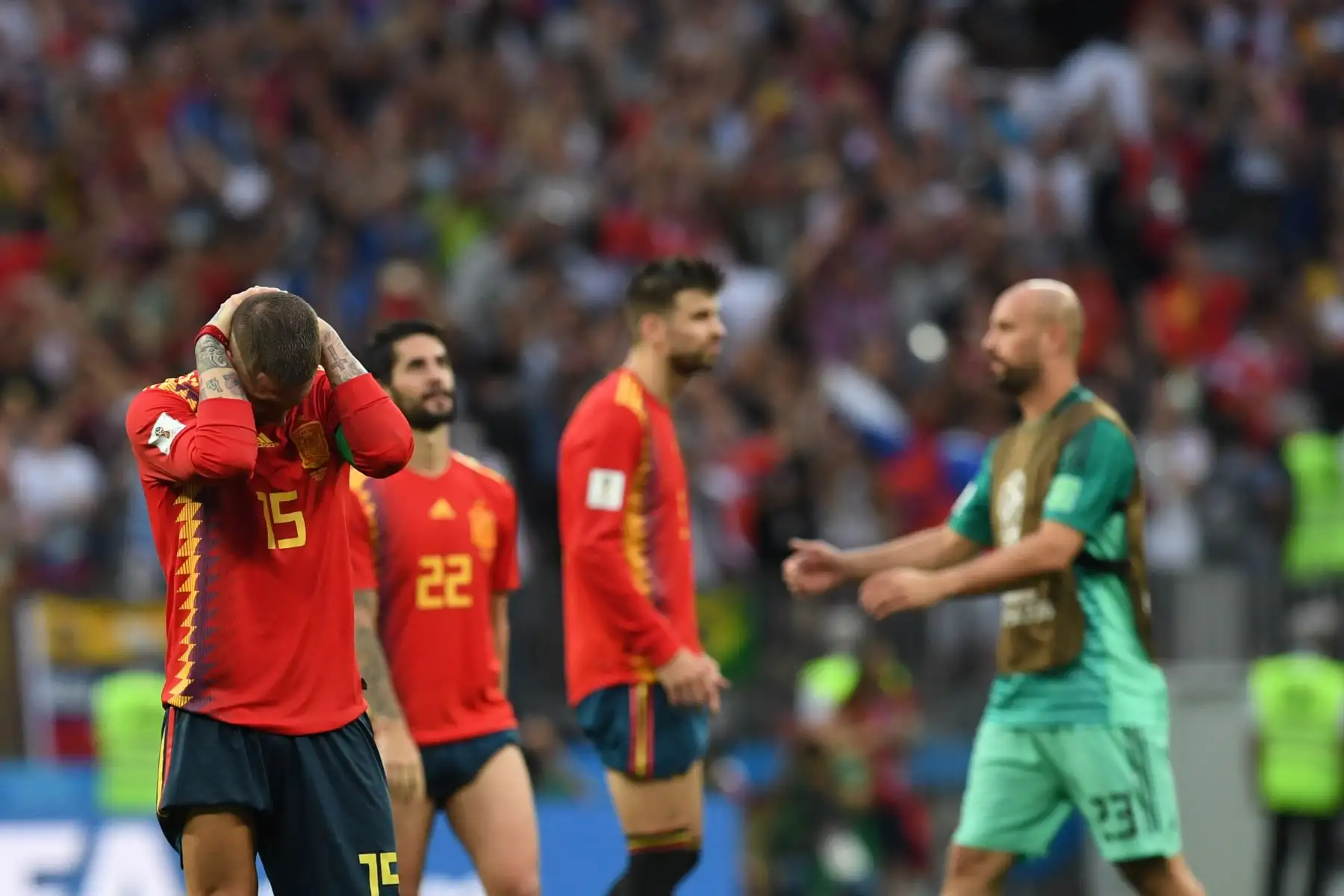 El defensa de España Sergio Ramos (L) reacciona después de la tanda de penaltis al final de la ronda de octavos de final de la Copa Mundial Rusia 2018 entre España y Rusia en el Estadio Luzhniki en Moscú el 1 de julio de 2018. / AFP