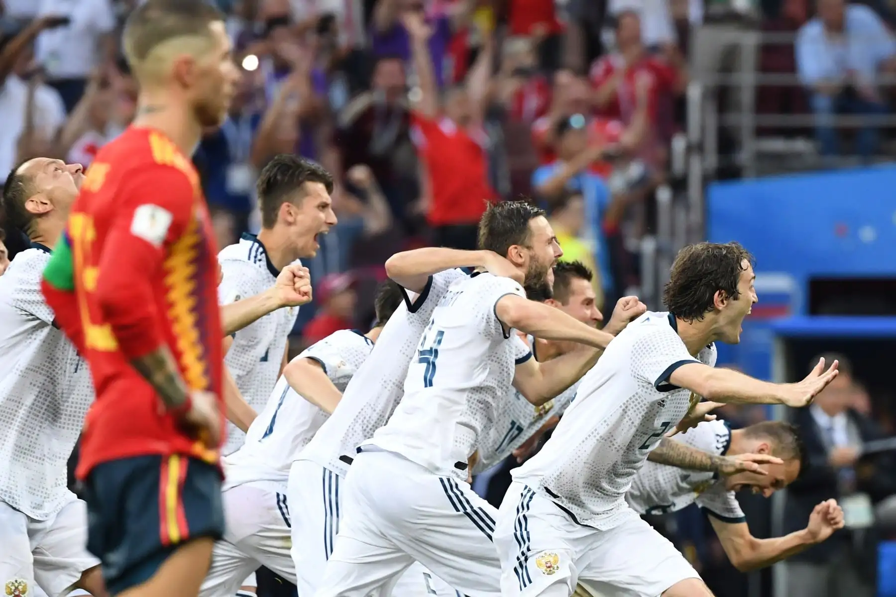 Los jugadores rusos celebran su victoria al final de la ronda de octavos de final de la Copa Mundial Rusia 2018 entre España y Rusia en el Estadio Luzhniki en Moscú el 1 de julio de 2018. / AFP