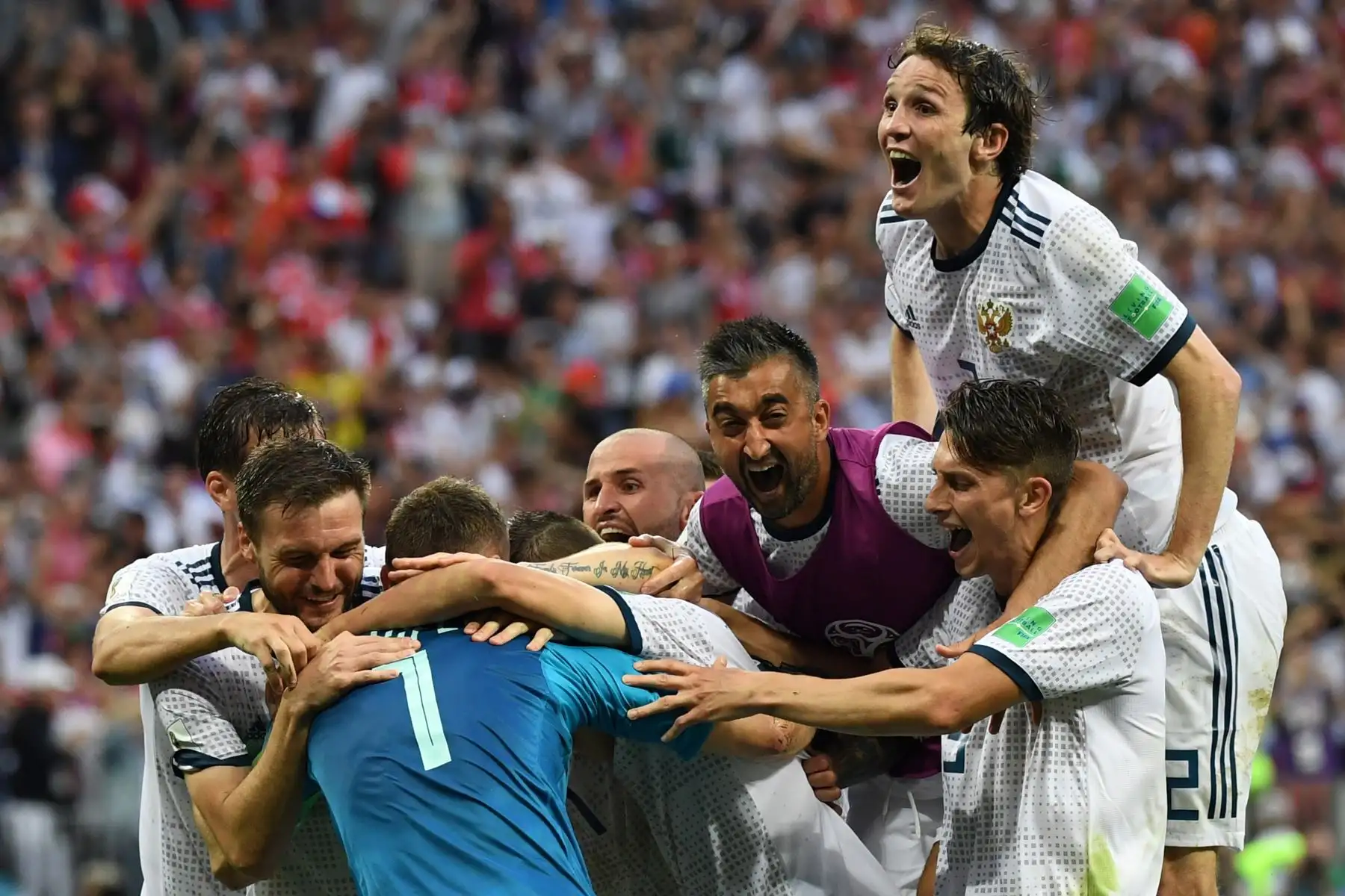 273/5000
Los jugadores rusos celebran su victoria al final de la ronda de octavos de final de la Copa Mundial Rusia 2018 entre España y Rusia en el Estadio Luzhniki de Moscú el 1 de julio de 2018. / AFP