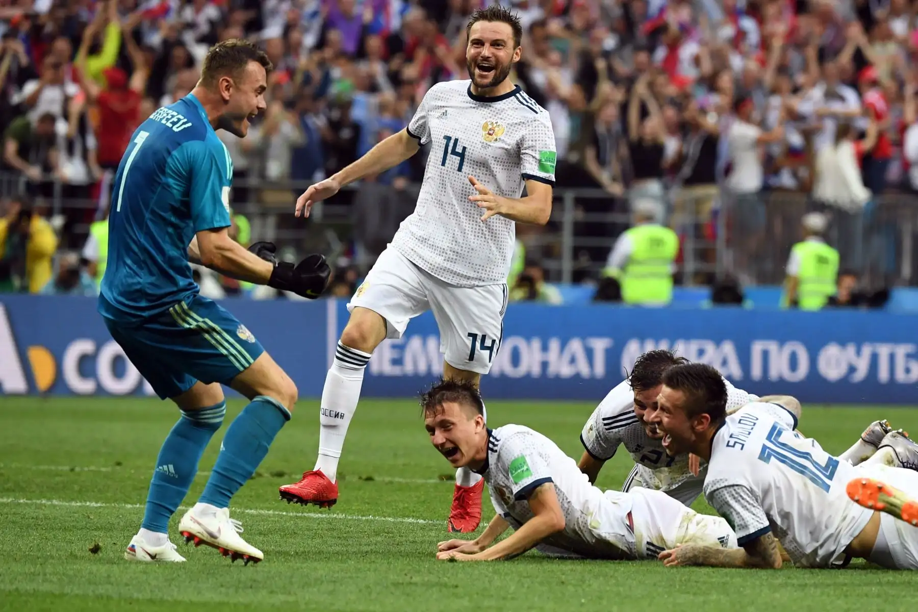 El portero ruso Igor Akinfeev (L), el defensor ruso Vladimir Granat y sus compañeros celebran su victoria al término de la ronda de octavos de final de la Copa Mundial Rusia 2018 entre España y Rusia en el Estadio Luzhniki de Moscú el 1 de julio de 2018.
 / AFP