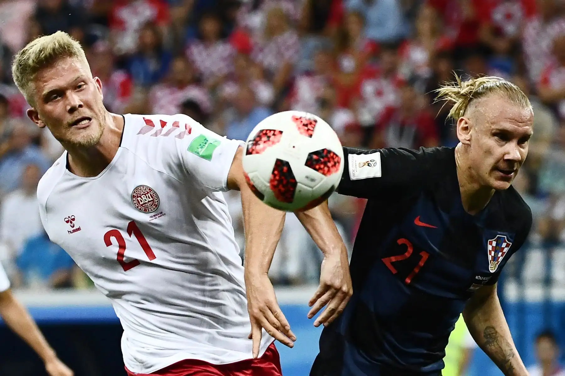 El defensor croata Domagoj Vida (R) reta al delantero danés Andreas Cornelius durante la ronda de octavos de final de la Copa Mundial Rusia 2018 entre Croacia y Dinamarca en el Estadio Nizhny Novgorod en Nizhny Novgorod el 1 de julio de 2018. / AFP