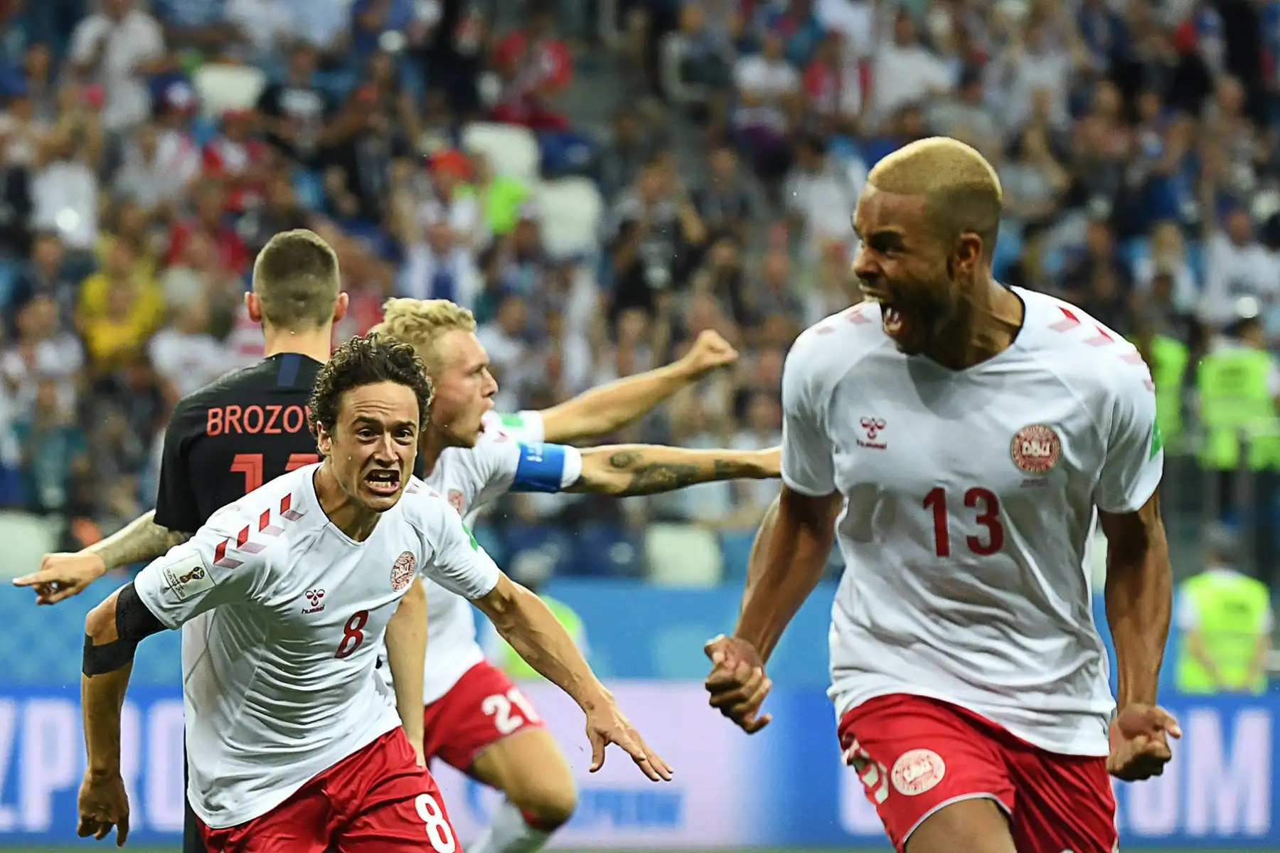 El defensa de Dinamarca Mathias Jorgensen (R) celebra con el mediocampista Thomas Delaney después de anotar el primer gol durante la ronda de octavos de final de la Copa Mundial Rusia 2018 entre Croacia y Dinamarca en el Estadio Nizhny Novgorod en Nizhny Novgorod el 1 de julio de 2018. / AFP