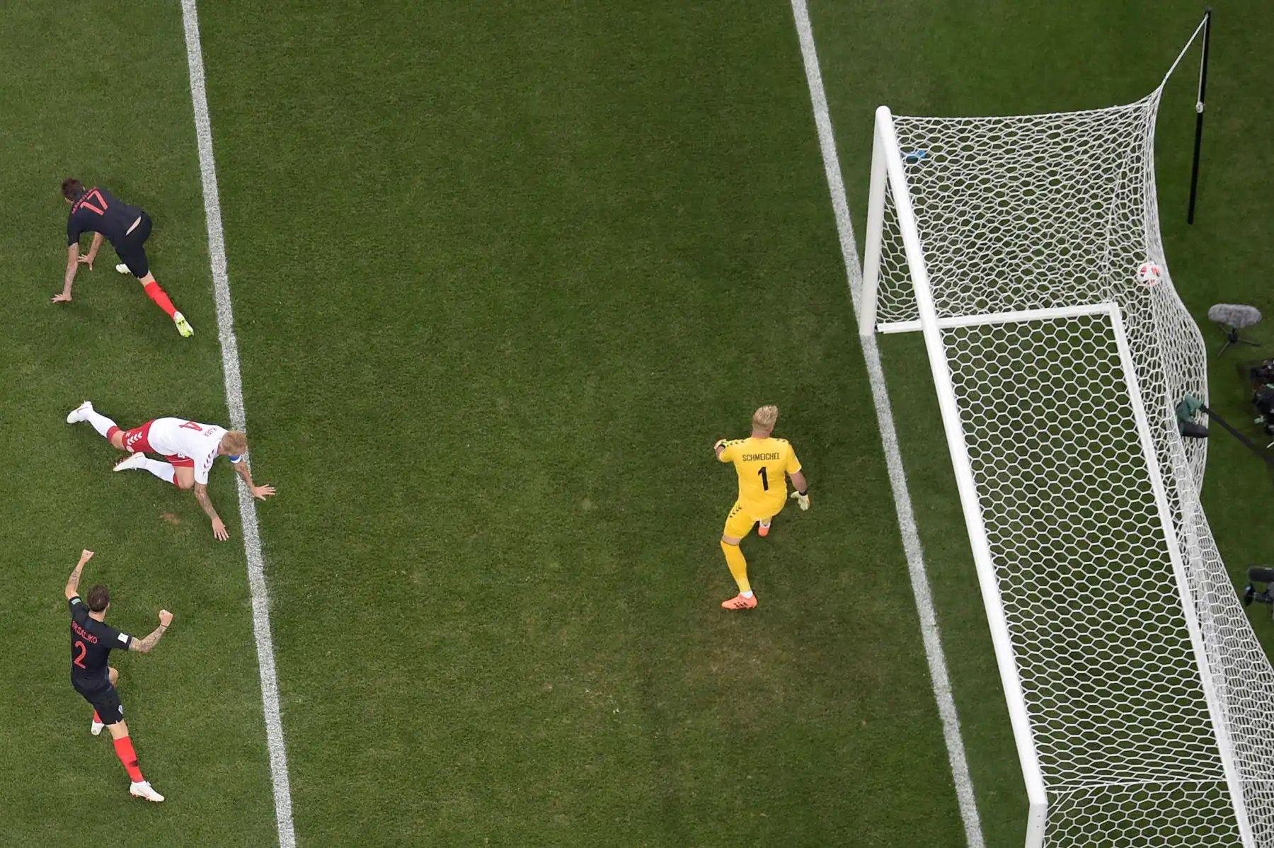 El delantero croata Mario Mandzukic (arriba L) marca un gol durante la ronda de octavos de final de la Copa Mundial Rusia 2018 entre Croacia y Dinamarca en el Estadio Nizhny Novgorod en Nizhny Novgorod el 1 de julio de 2018. / AFP
