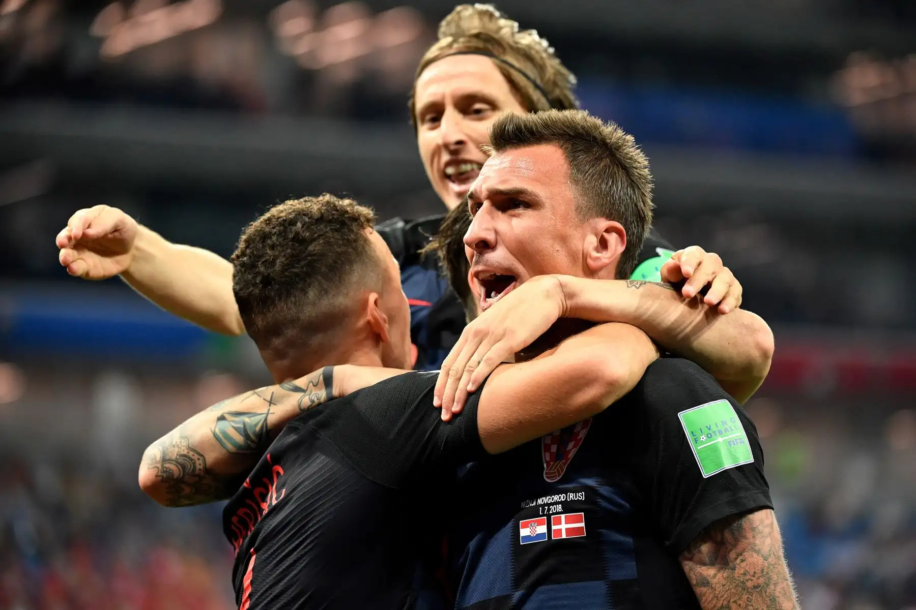 El delantero croata Mario Mandzukic (R) celebra con sus compañeros después de anotar el primer gol del equipo durante la ronda de octavos de final de la Copa Mundial Rusia 2018 entre Croacia y Dinamarca en el Estadio Nizhny Novgorod en Nizhny Novgorod el 1 de julio de 2018. / AFP