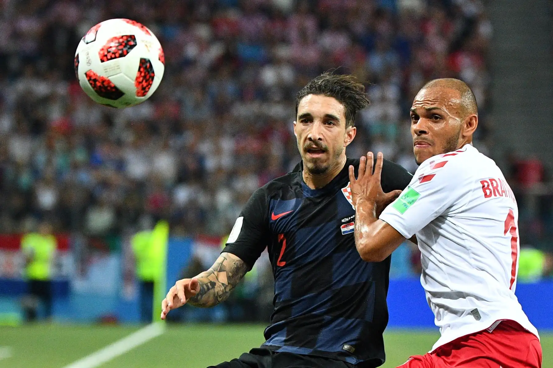 El defensor croata Sime Vrsaljko (L) compite con el alero de Dinamarca Martin Braithwaite durante la ronda de octavos de final de la Copa Mundial Rusia 2018 entre Croacia y Dinamarca en el Estadio Nizhny Novgorod en Nizhny Novgorod el 1 de julio de 2018.
 / AFP
