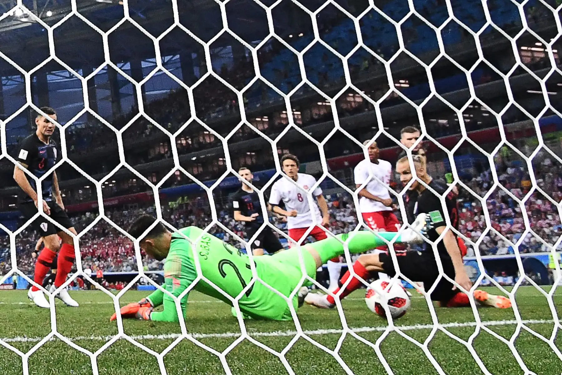 El portero croata Danijel Subasic concede el primer gol durante la ronda de octavos de final de la Copa Mundial Rusia 2018 entre Croacia y Dinamarca en el Estadio Nizhny Novgorod en Nizhny Novgorod el 1 de julio de 2018. / AFP