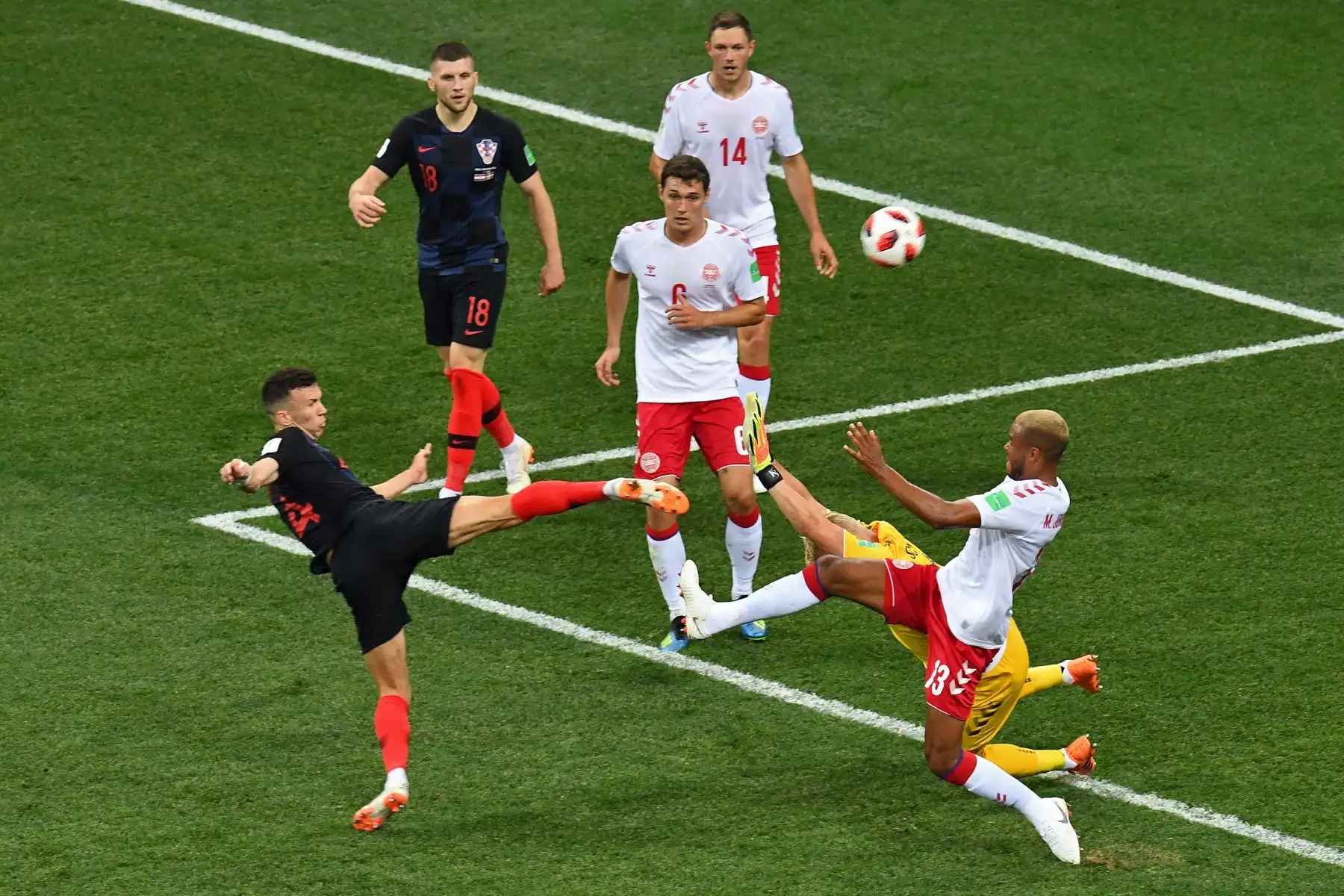 El delantero croata Ivan Perisic (L) compite con el defensor danés Mathias Jorgensen (R) durante la ronda de octavos de final de la Copa Mundial Rusia 2018 entre Croacia y Dinamarca en el Estadio Nizhny Novgorod en Nizhny Novgorod el 1 de julio de 2018.
/ AFP