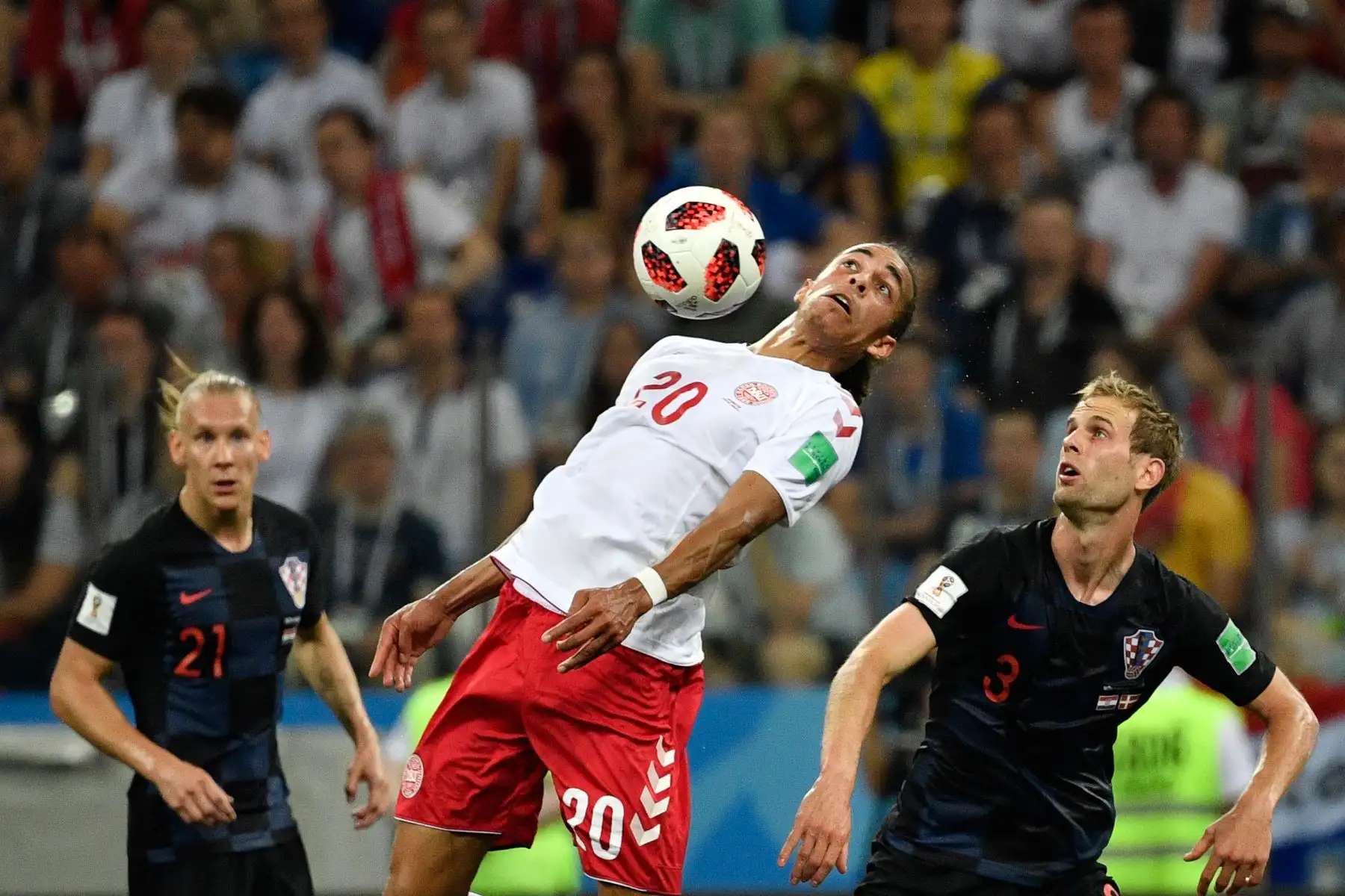 El defensor croata Domagoj Vida (L), el delantero danés Yussuf Poulsen (C) y el defensor croata Ivan Strinic compiten durante la ronda de rondas 16 de la Copa Mundial Rusia 2018 entre Croacia y Dinamarca en el Estadio Nizhny Novgorod en Nizhny Novgorod el 1 de julio de 2018.
/ AFP