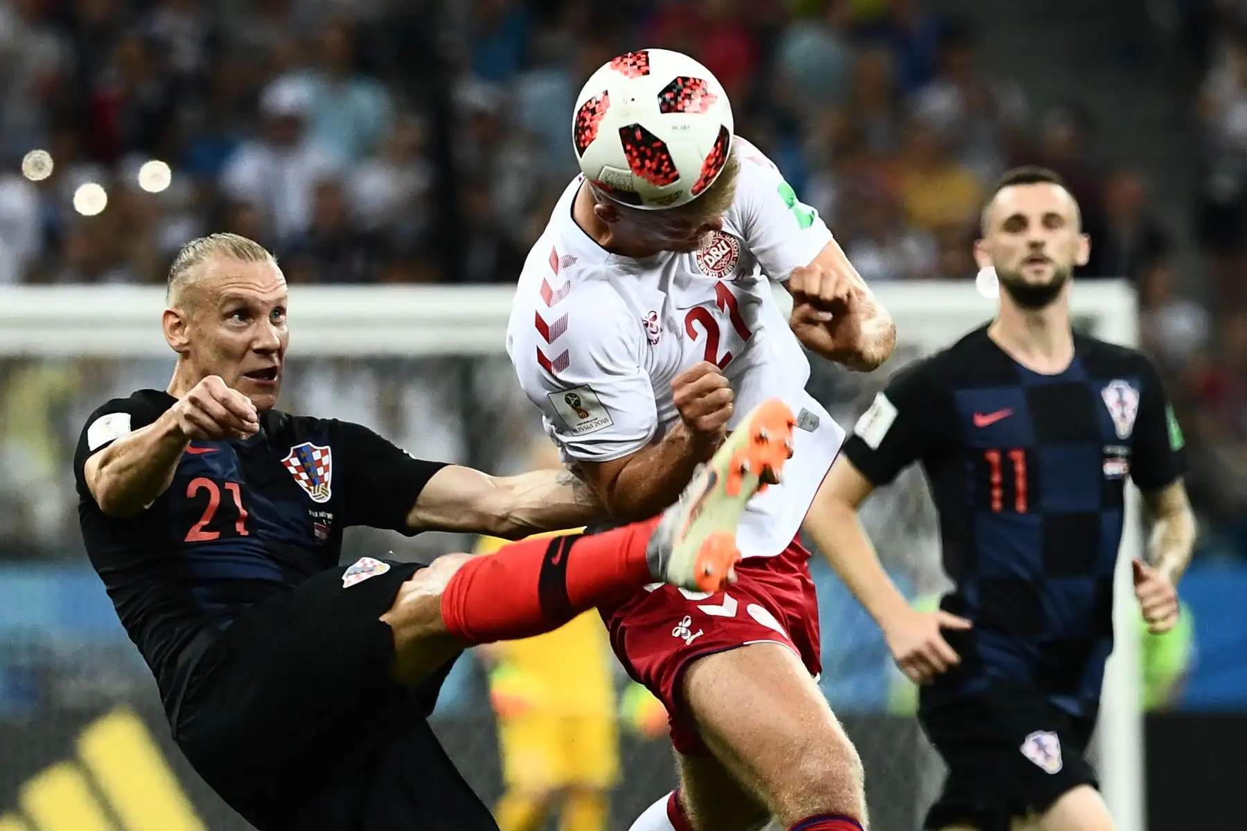 El delantero danés Andreas Cornelius (R) desafía al defensor croata Domagoj Vida durante la ronda de octavos de final de la Copa Mundial Rusia 2018 entre Croacia y Dinamarca en el Estadio Nizhny Novgorod en Nizhny Novgorod el 1 de julio de 2018.
 AFP