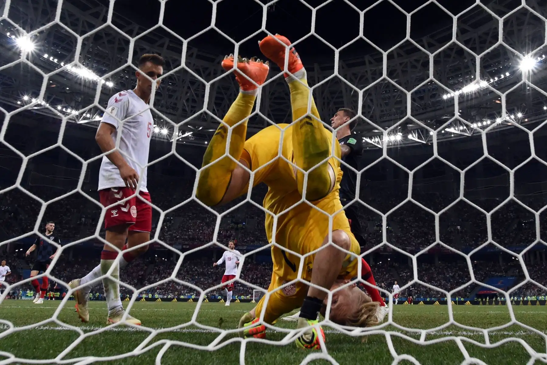 El guardameta de Dinamarca Kasper Schmeichel hace una reserva durante el partido de la ronda de dieciséis de la Copa del mundo Rusia 2018 entre Croacia y Dinamarca en el estadio de Nizhny Novgorod en Nizhny Novgorod el 1 de julio de 2018.
/ AFP