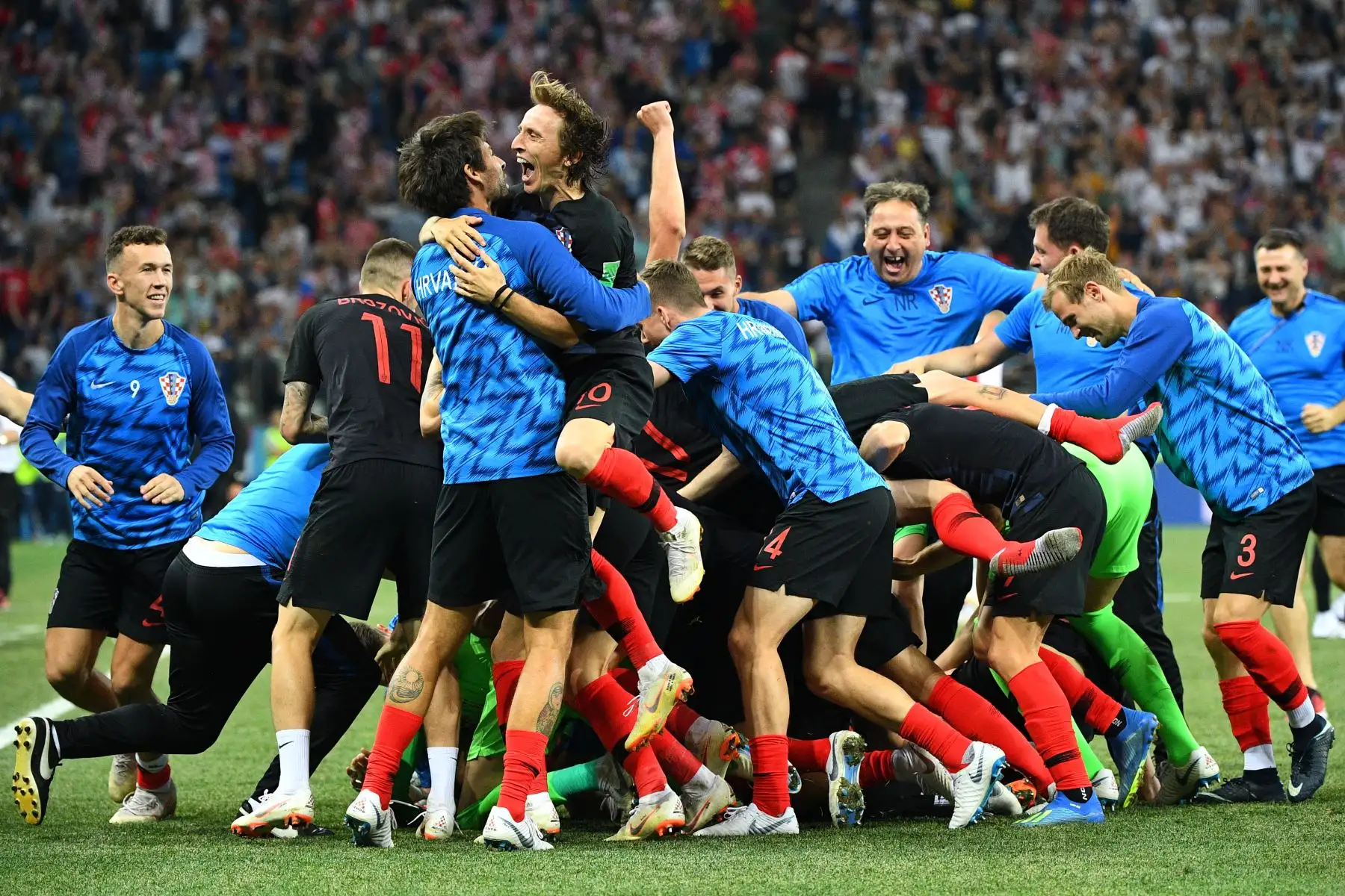 El centrocampista croata Luka Modric (topC) celebra con sus compañeros luego de que Croacia ganara la tanda de penaltis al final de la ronda de octavos de final de la Copa Mundial Rusia 2018 entre Croacia y Dinamarca en el Estadio Nizhny Novgorod en Nizhny Novgorod el 1 de julio de 2018.
/ AFP
