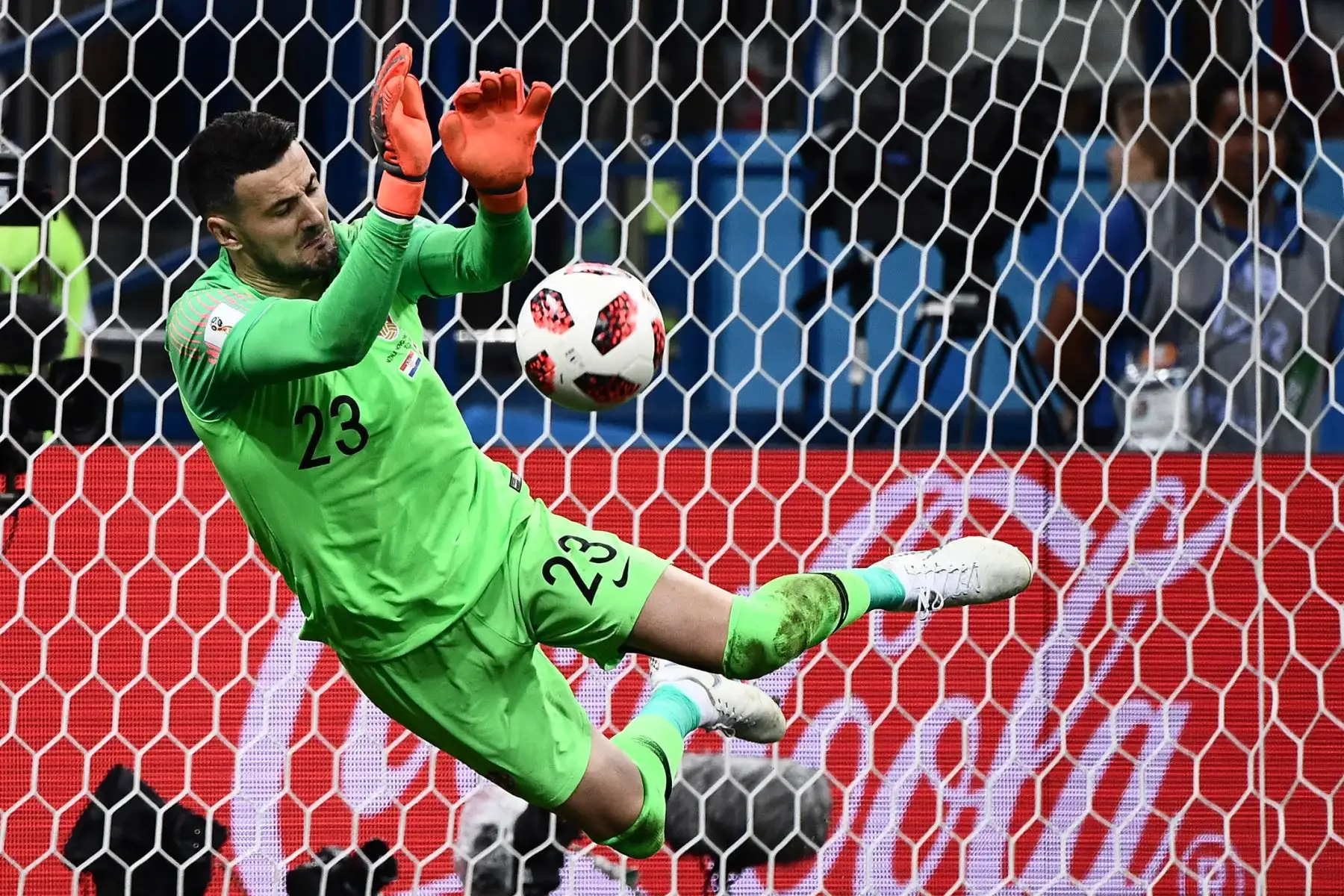 El portero croata Danijel Subasic detiene el balón en la tanda de penaltis durante la ronda de octavos de final de la Copa Mundial Rusia 2018 entre Croacia y Dinamarca en el Estadio Nizhny Novgorod en Nizhny Novgorod el 1 de julio de 2018. / AFP