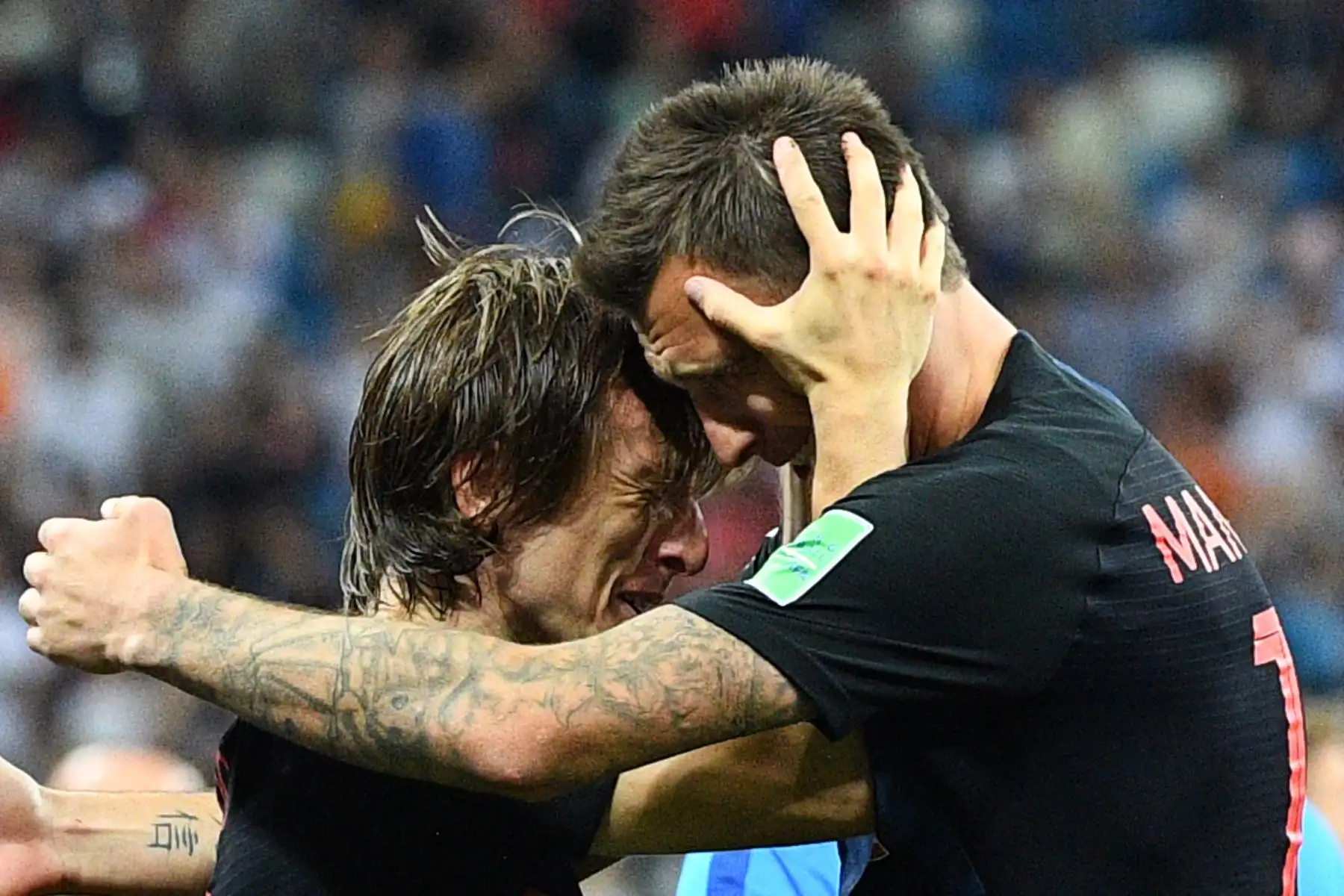 El centrocampista croata Luka Modric (izq.) Y el delantero croata Mario Mandzukic celebran la tanda de penaltis al final de la ronda de octavos de final de la Copa Mundial Rusia 2018 entre Croacia y Dinamarca en el estadio Nizhny Novgorod de Nizhny Novgorod el 1 de julio. 2018.
/ AFP