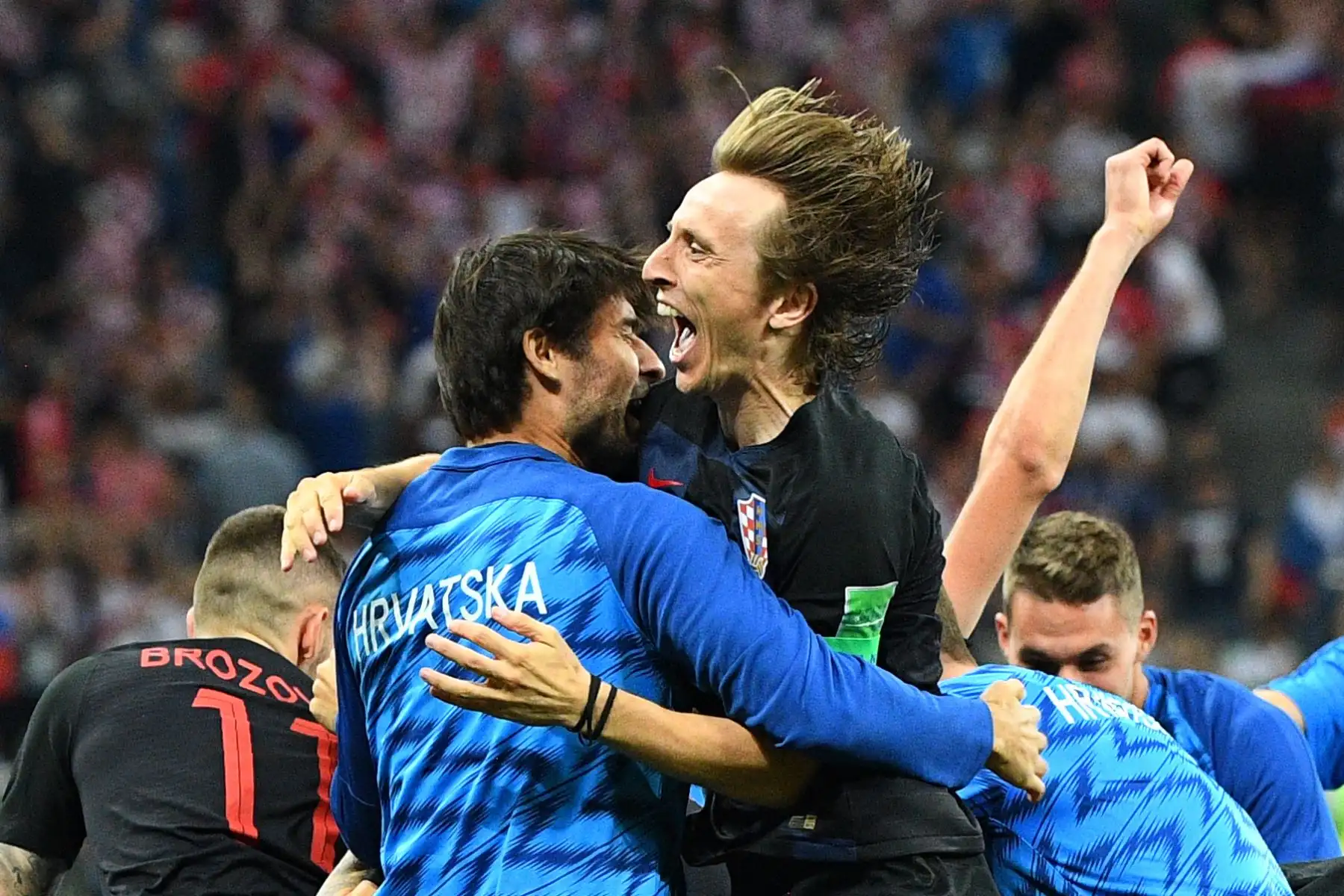 El centrocampista croata Luka Modric (C superior) celebra con sus compañeros luego de que Croacia ganara la tanda de penaltis al final de la ronda de octavos de final de la Copa Mundial Rusia 2018 entre Croacia y Dinamarca en el Estadio Nizhny Novgorod en Nizhny Novgorod el 1 de julio de 2018 .
 / AFP